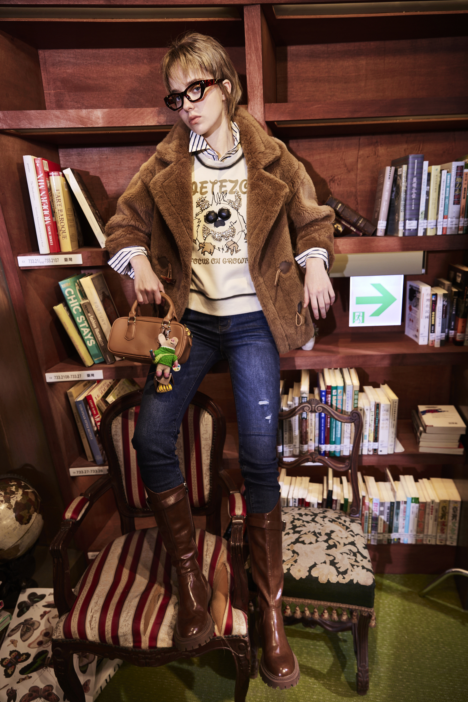 BE15367A1 玩味潮流立體閃耀獸微寬鬆落肩上衣