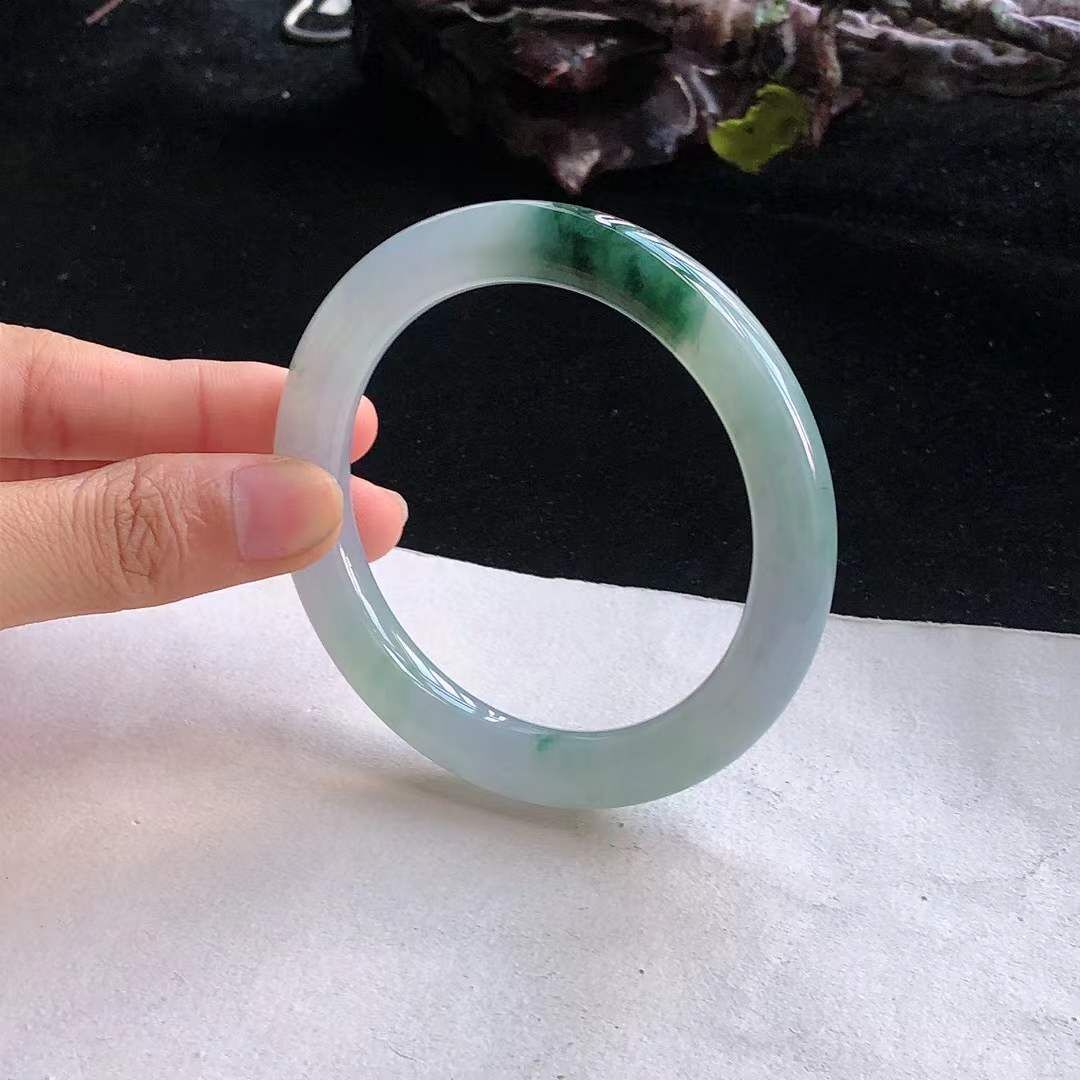 1015269 54.8mm冰糯飄辣綠翡翠圓條手鐲 (54-56)