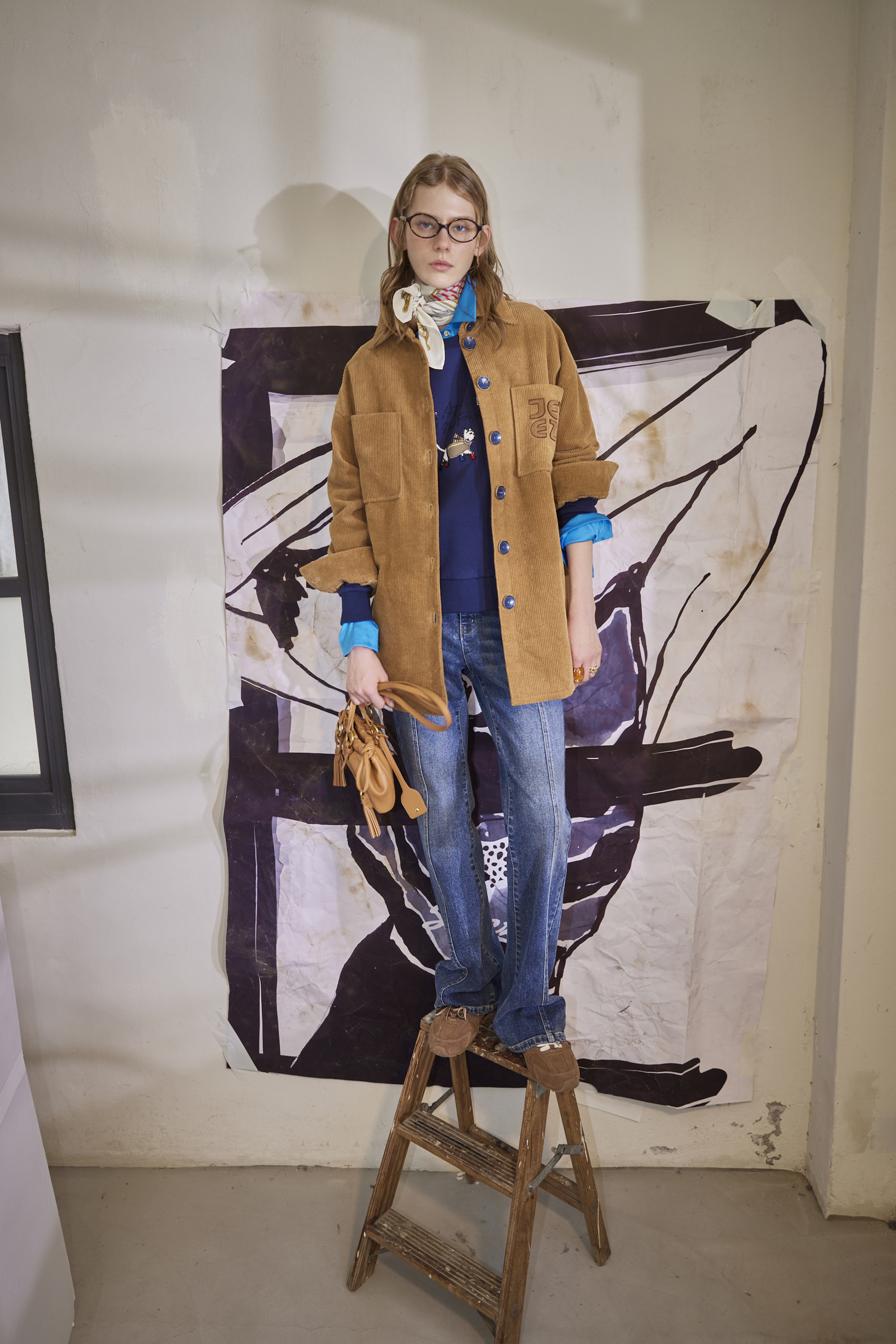 BE15372A1 藝術夥伴狗狗多層次刺繡落肩上衣