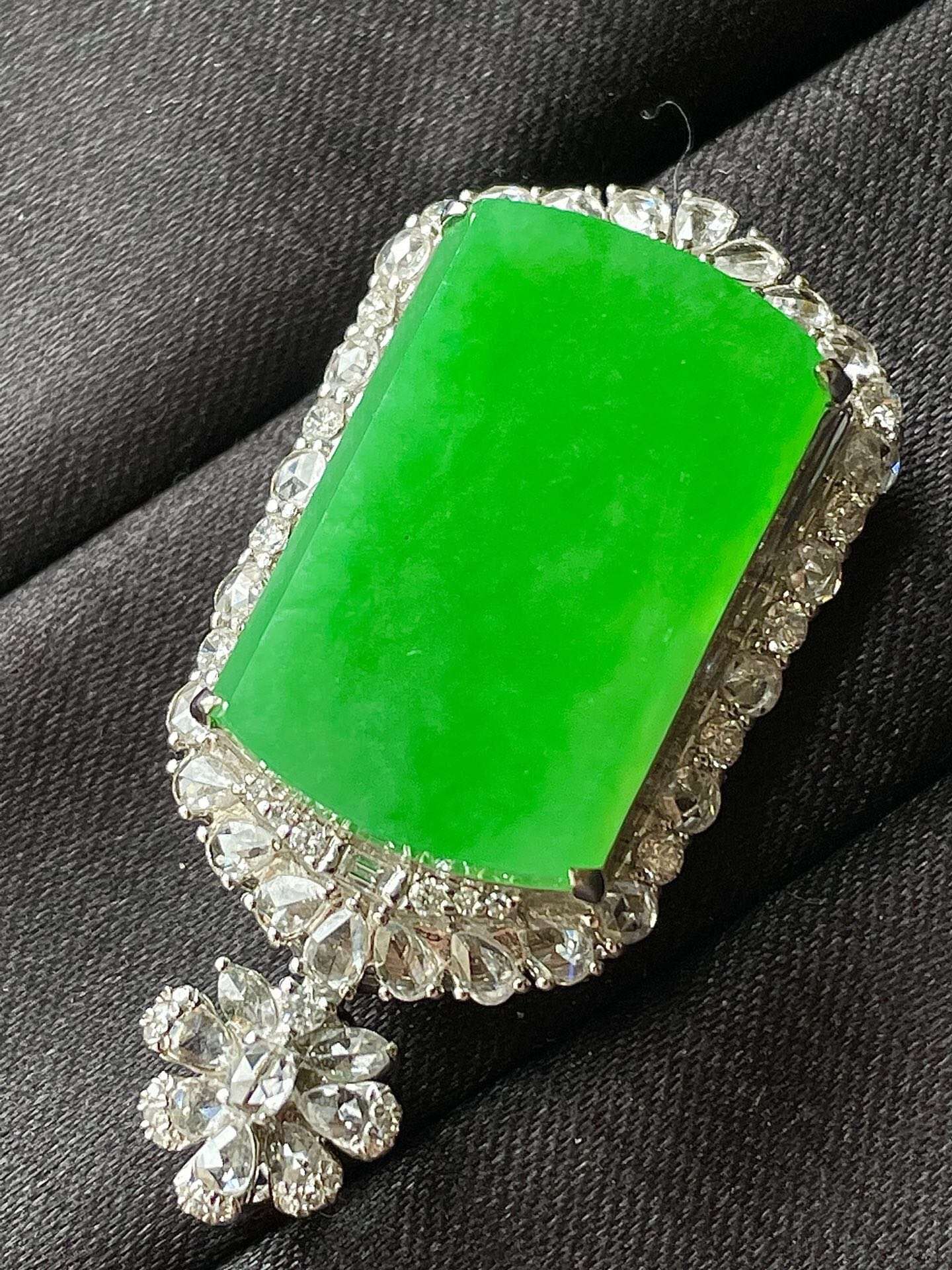 1015445 翡翠高冰陽綠無事牌吊墜