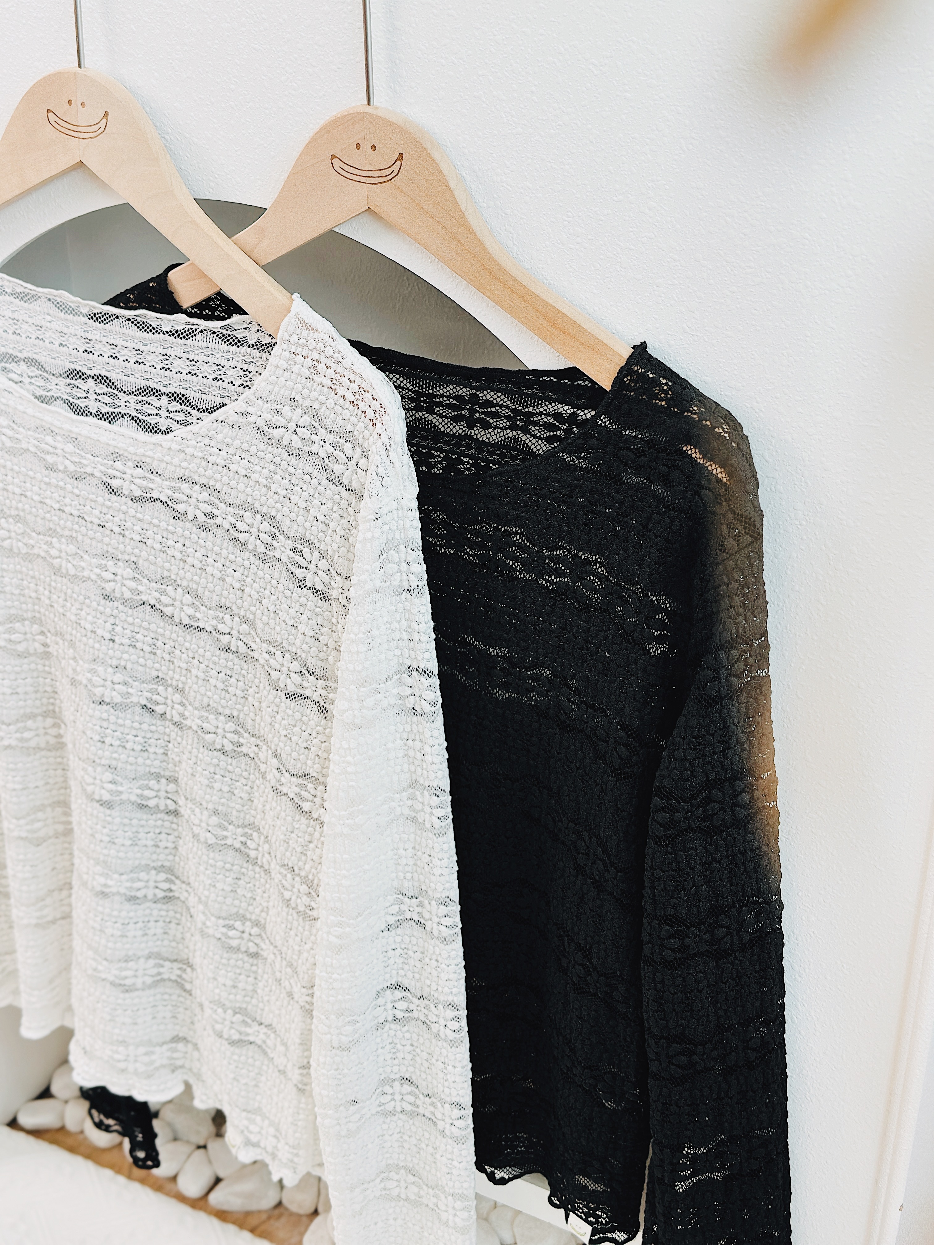 兩色 / 蕾絲間層小花長袖上衣 / Sheer Floral Lace Overlay Top