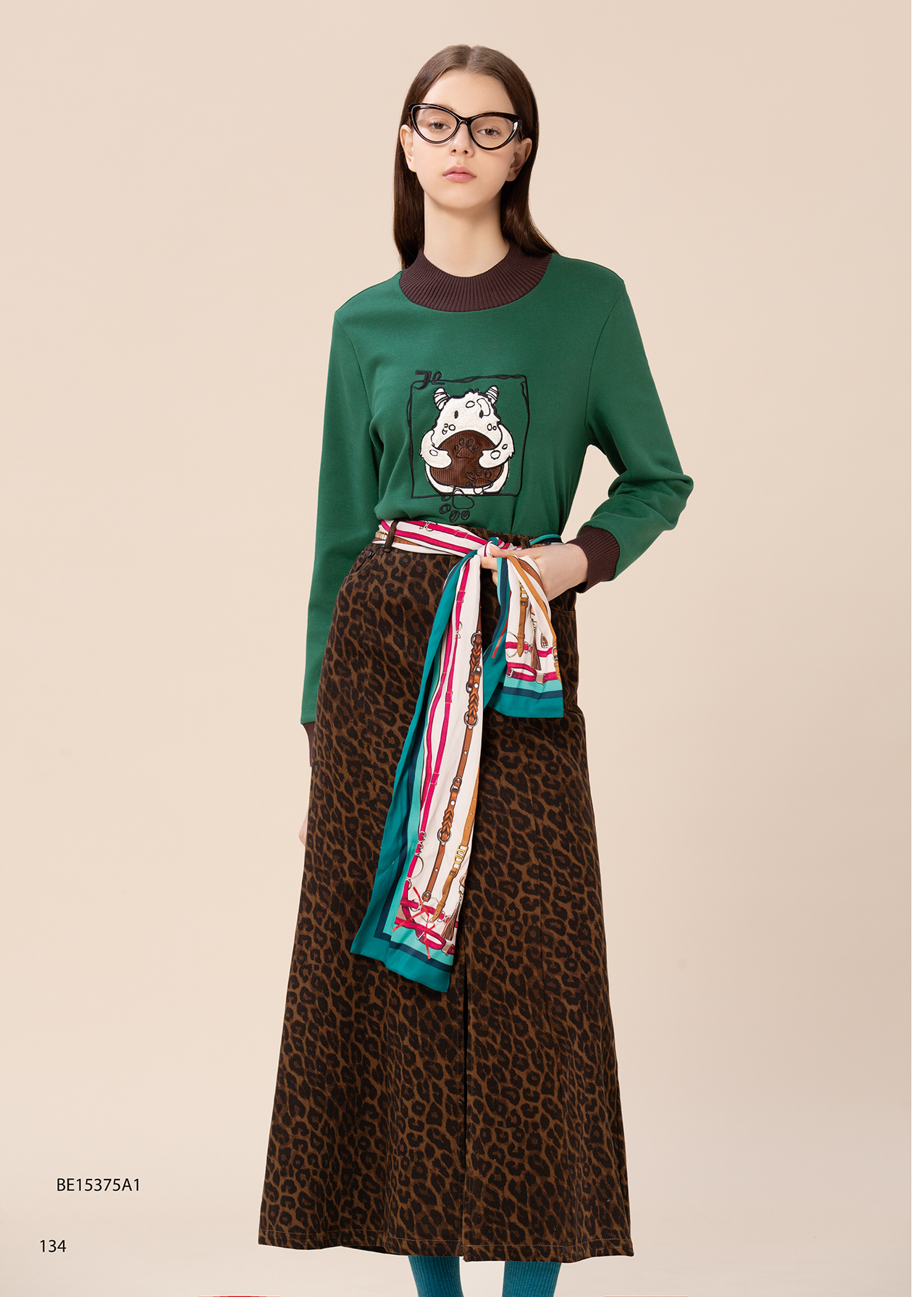 BE15375A1 暖豆時光小怪獸刺繡撞色拼接上衣