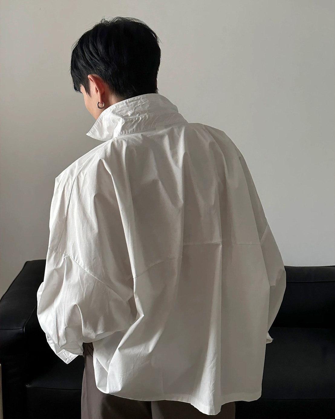 韓國寬短版素色襯衫 白色 男實穿背面