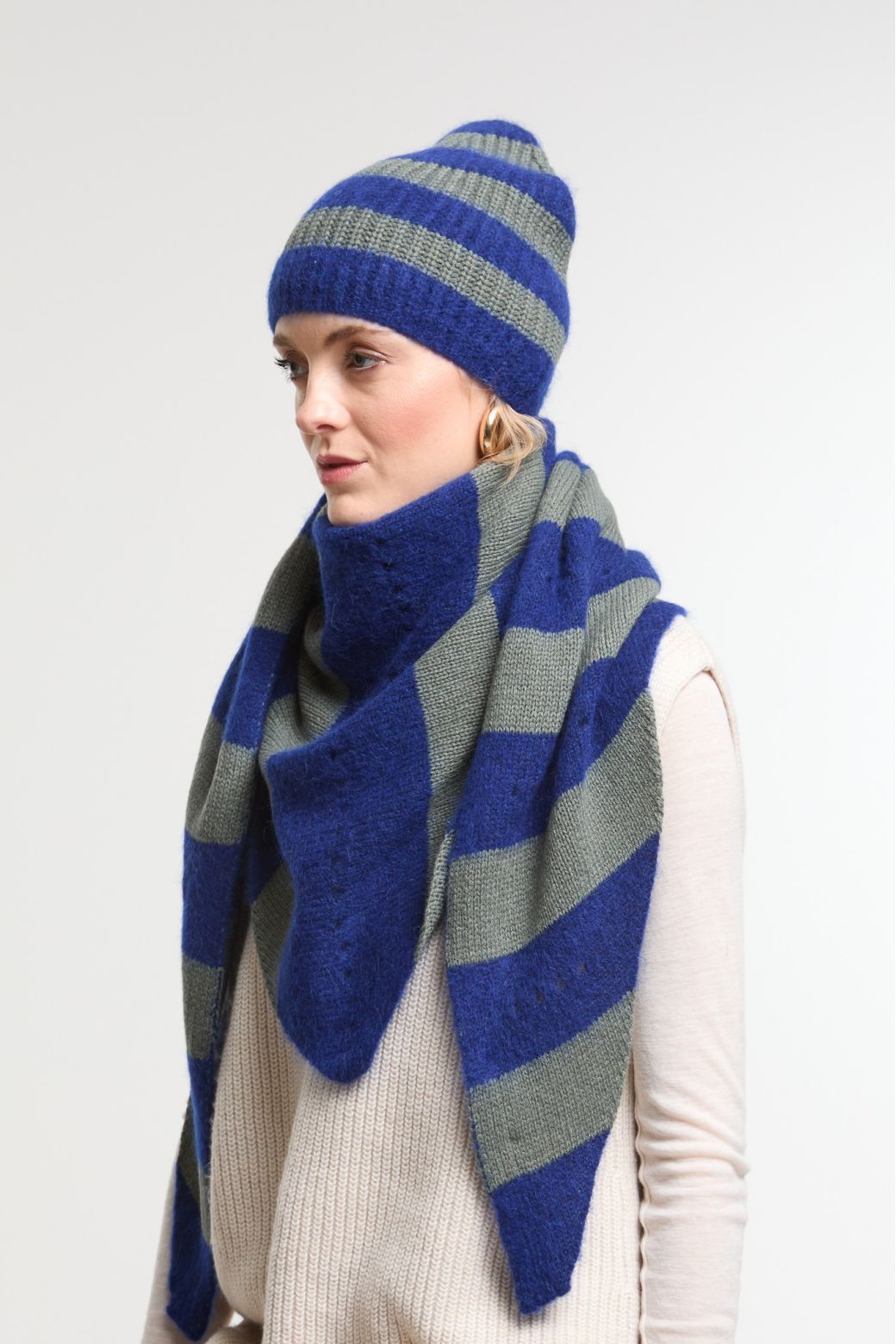 針織三角圍巾＿藍灰色