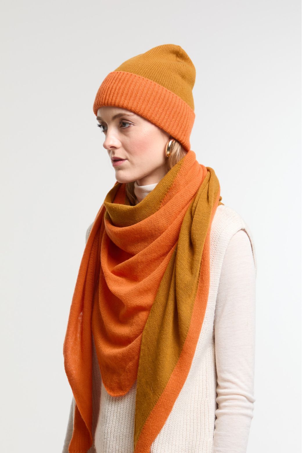 針織三角圍巾＿暖土橘 X 黃棕