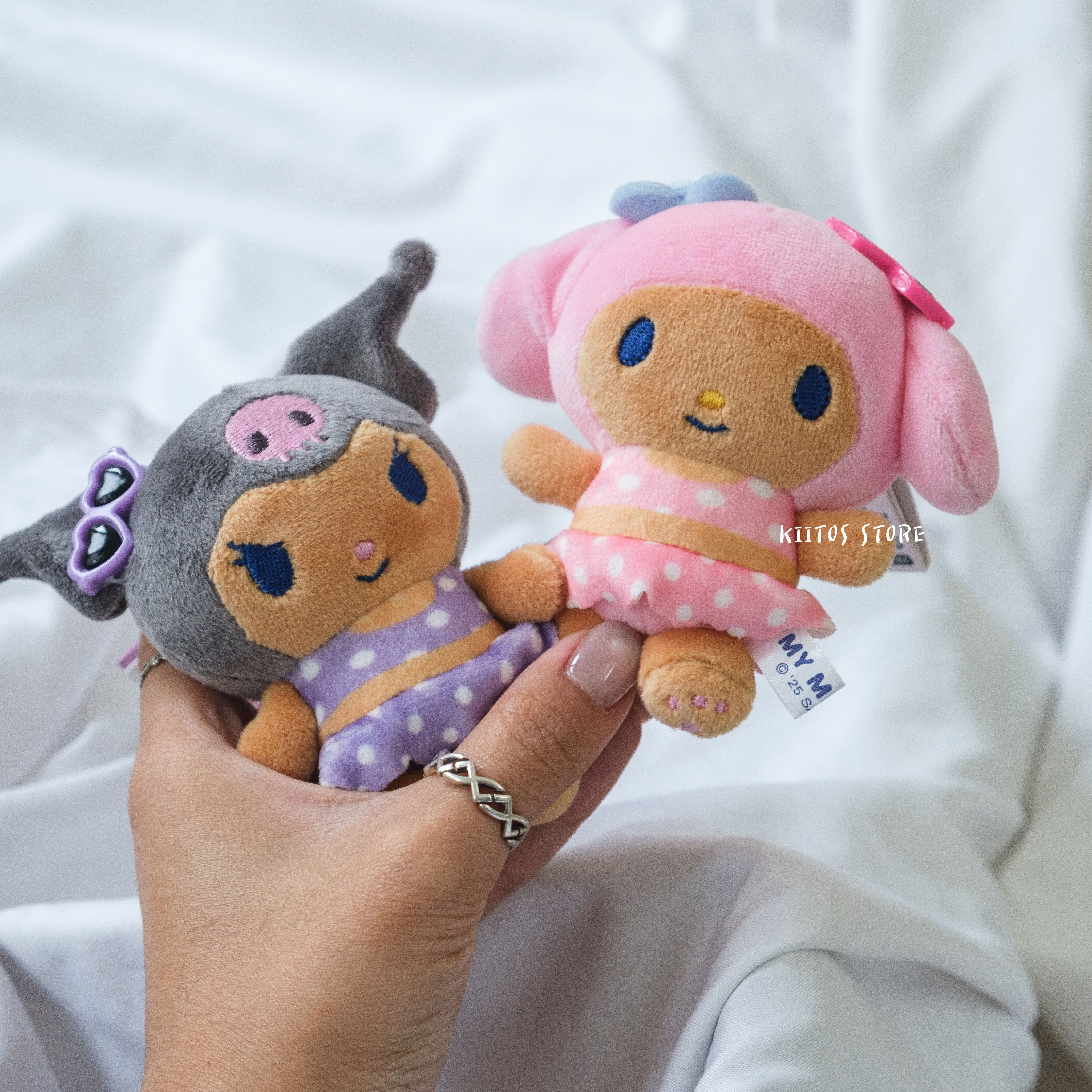 現貨 日本三麗鷗 新款 泳池派對 玩偶吊飾 曬黑泳衣派對 美樂蒂 酷洛米