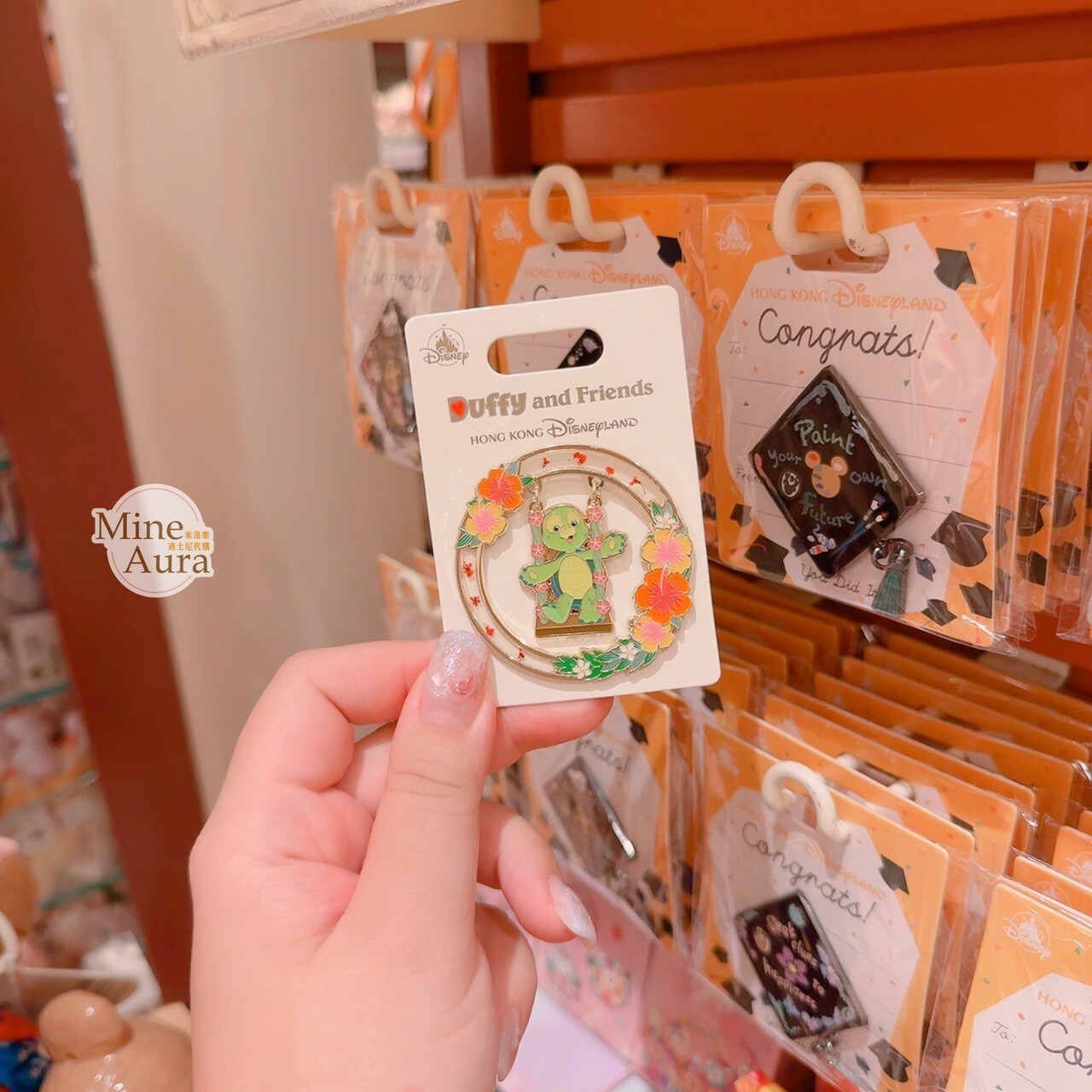 奧樂米拉 海龜 OluMel 坐鞦韆 花環 花圈 造型 徽章 PIN -香港迪士尼樂園