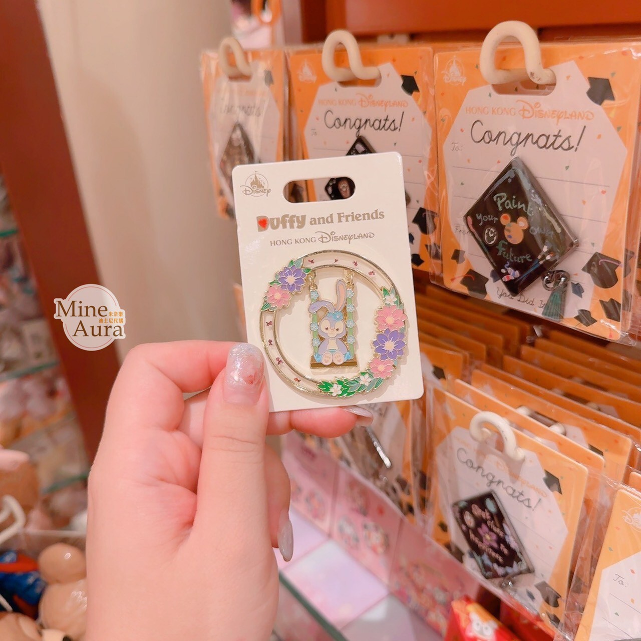 史黛拉露 星黛露 StellaLou 坐鞦韆 花環 花圈 造型 徽章 PIN -香港迪士尼樂園