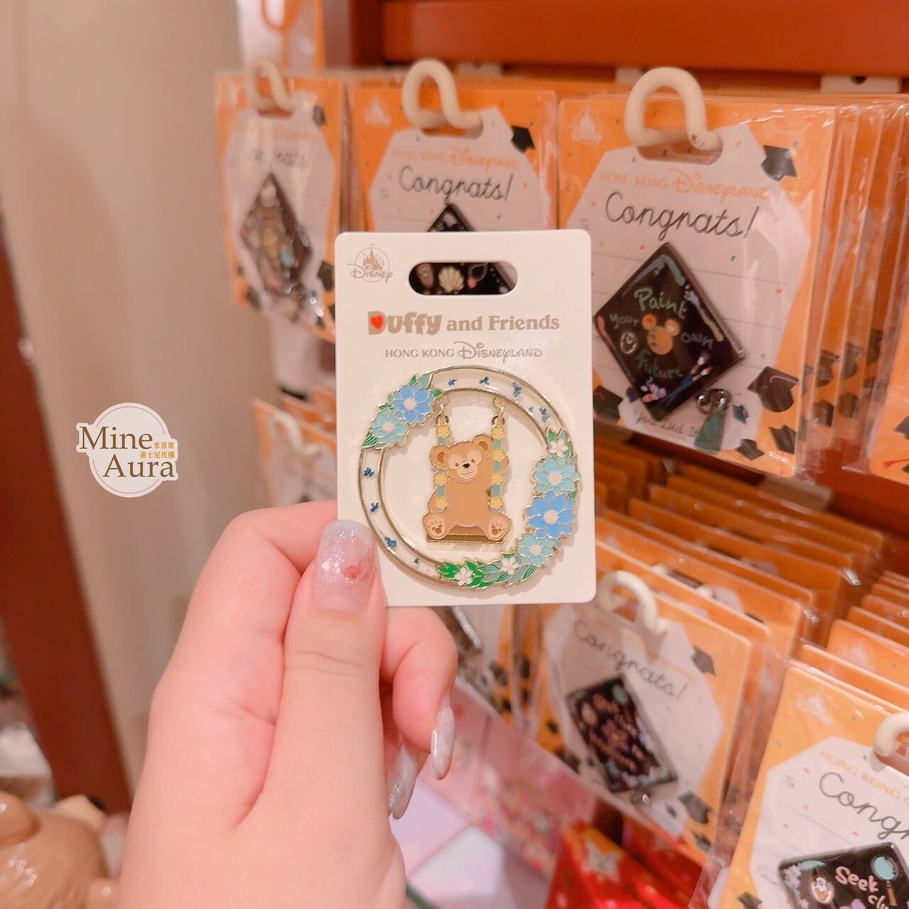 達菲 Duffy 坐鞦韆 花環 花圈 造型 徽章 PIN -香港迪士尼樂園