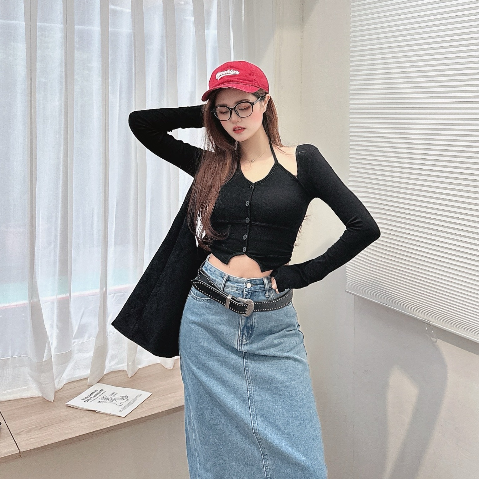 純慾掛脖下開衩胸墊上衣/三色