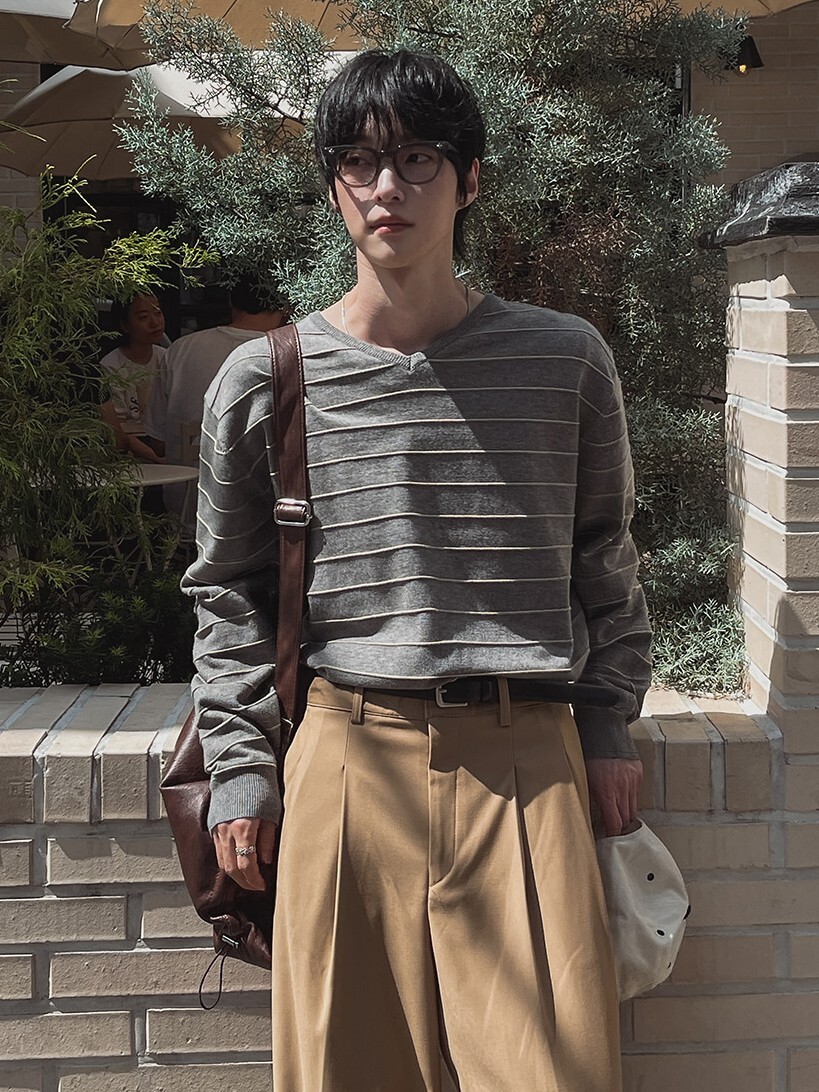 柔軟條紋V領針織衫