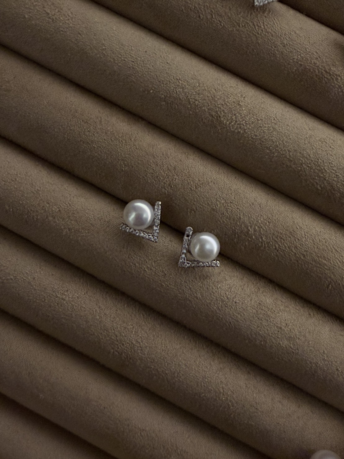 淡水珍珠V字耳釘