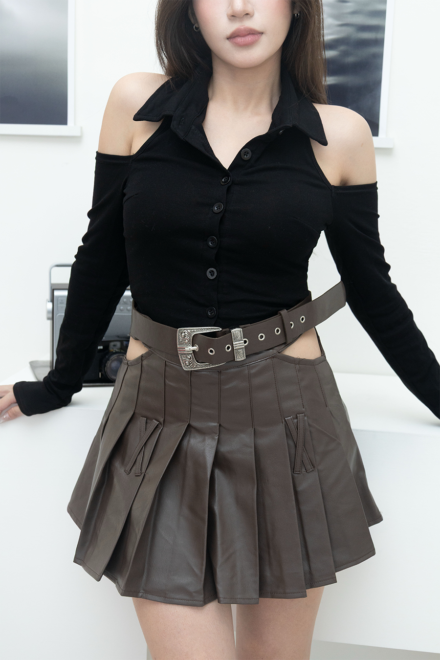 [ Ananas設計款✨] 腰簍空皮帶百褶皮短裙