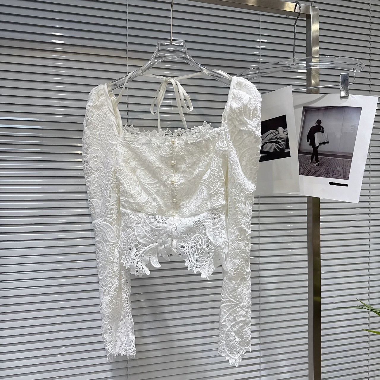 方領雕花蕾絲收腰上衣