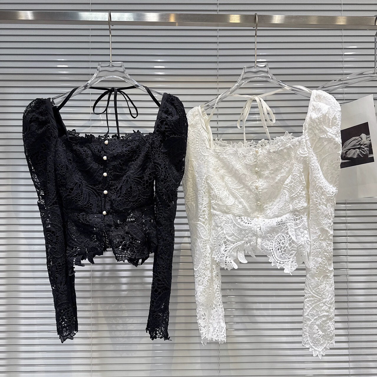 方領雕花蕾絲收腰上衣