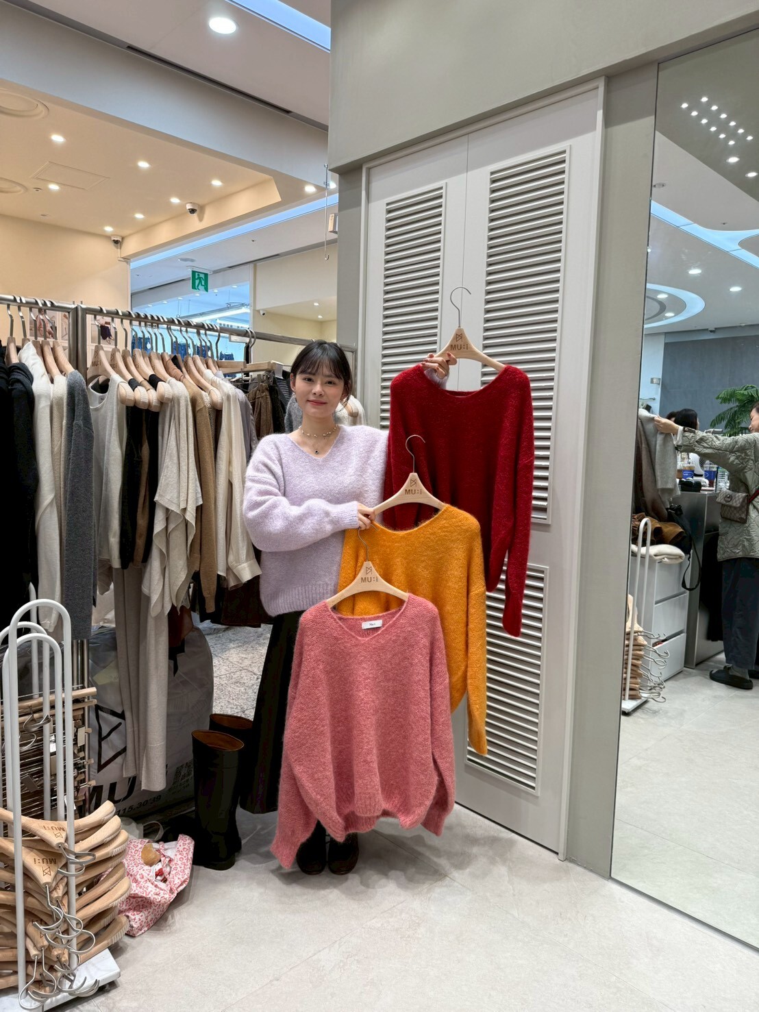 MU5126 V領輕盈羊毛長袖上衣