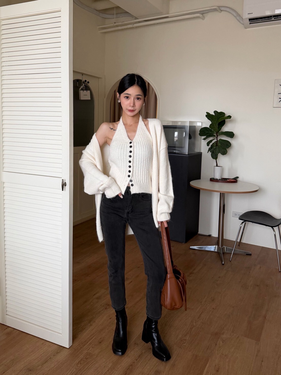 慵懶繞脖露背針織套裝