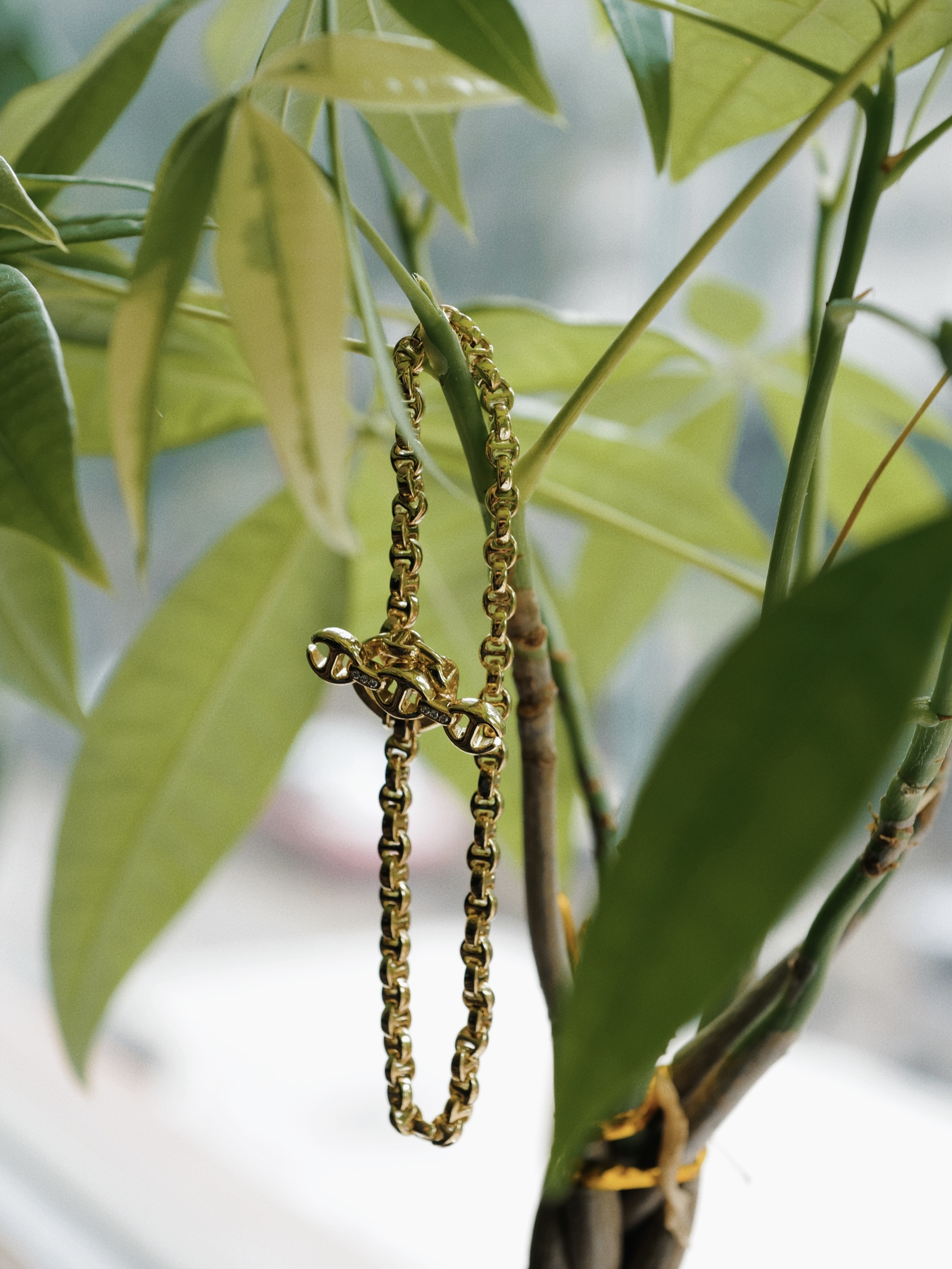 HB057-YGWD MICRO OPEN-LINK BRACELET 18K Yellow Gold Micro Open-Link Bracelet wWhite Diamond Toggle