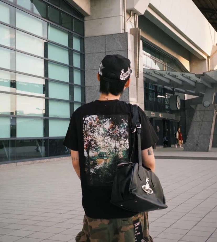 ANTIDOTE 暗夜貼布 花卉貼布抽鬚 斑駁Logo黑色短袖 T