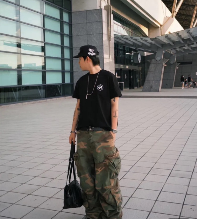 ANTIDOTE 暗夜貼布 花卉貼布抽鬚 斑駁Logo黑色短袖 T