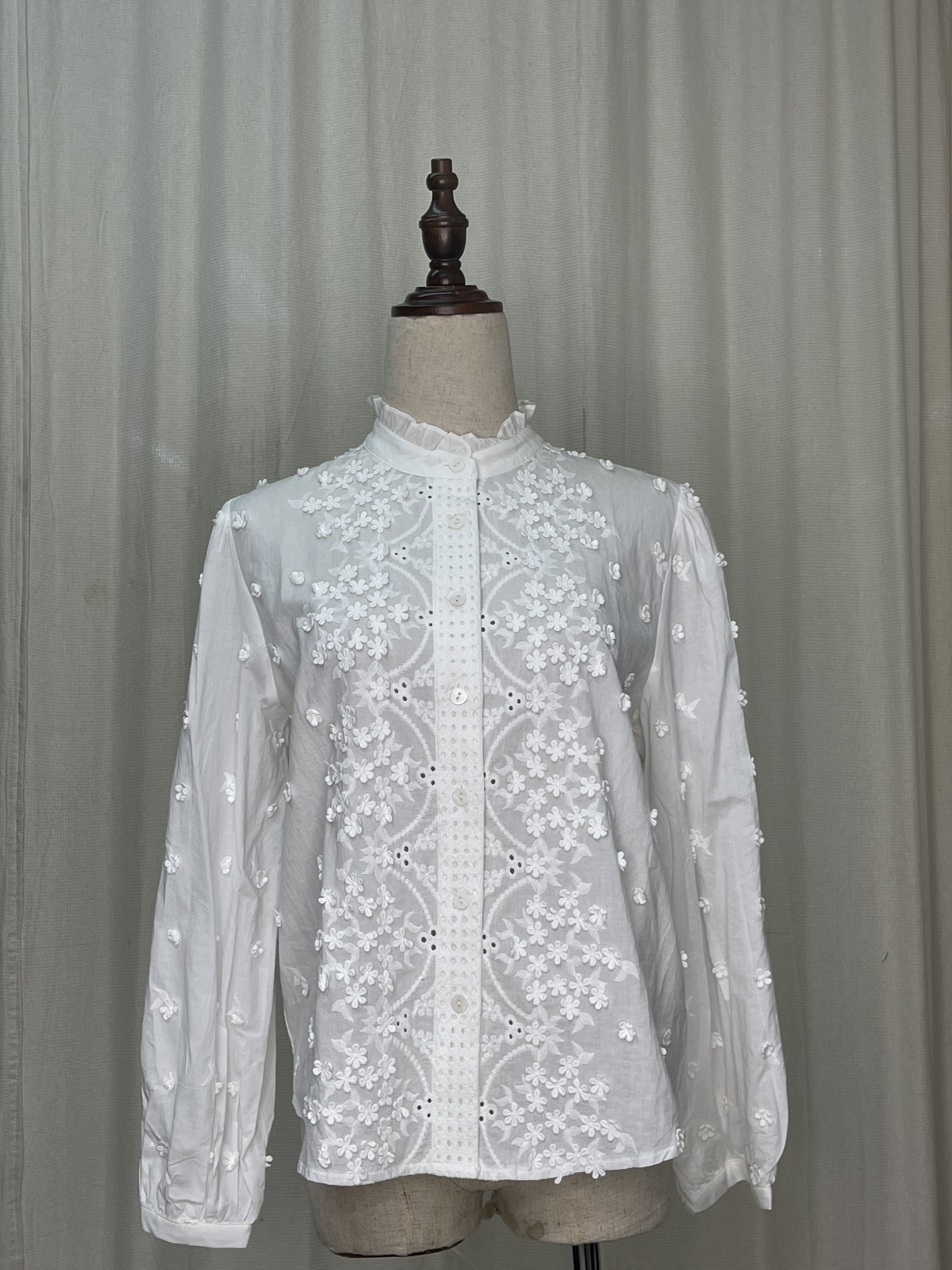 GGH/A/NI 白色立體花花襯衫