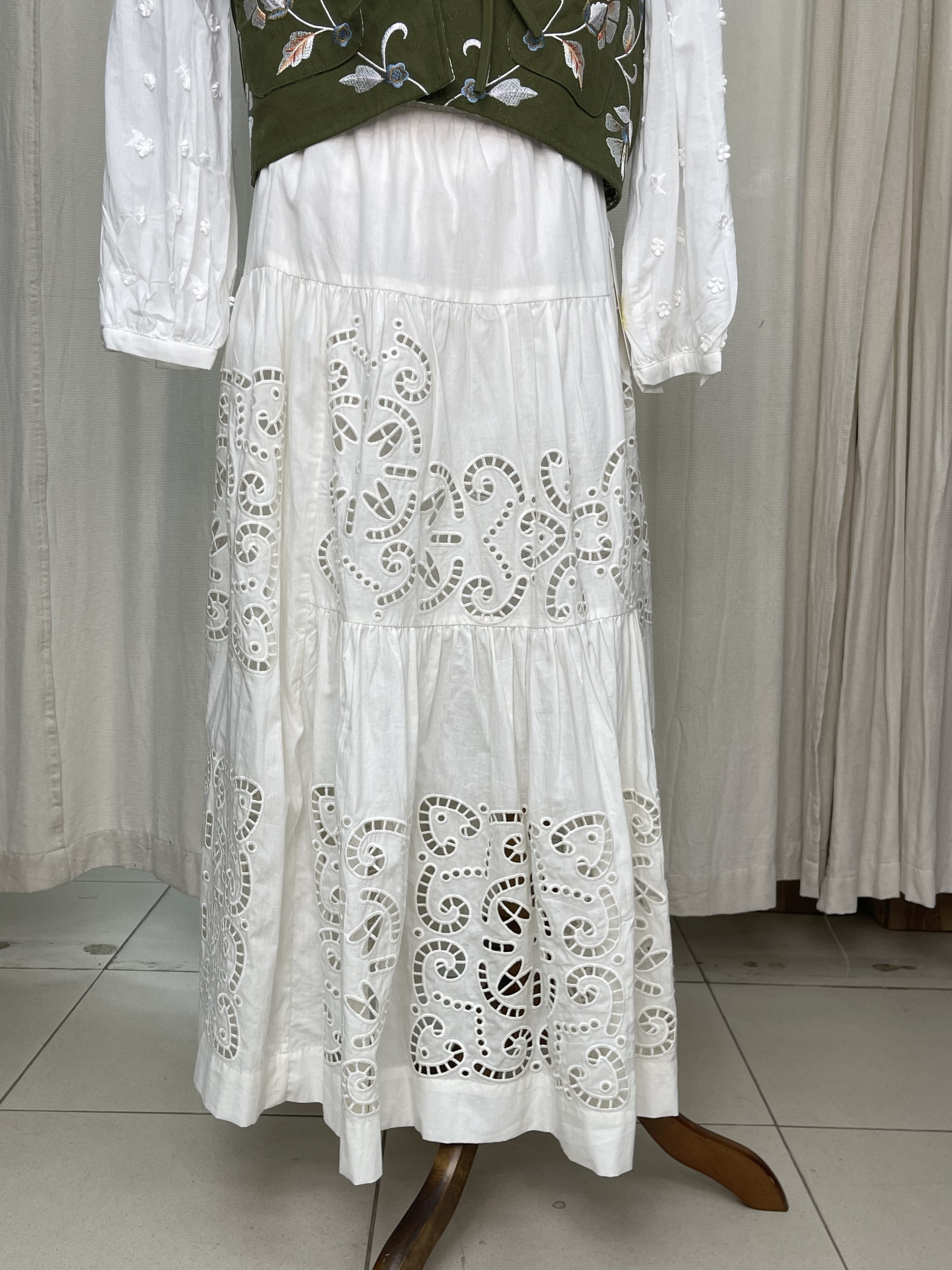 GGH/B/3/B/GE 白色通花半截長裙