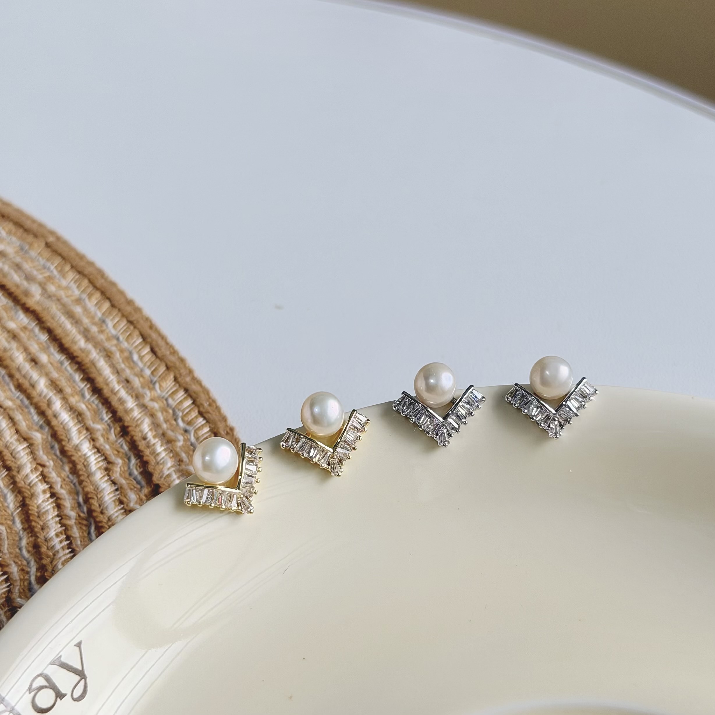 C196鋯石V字珍珠耳針