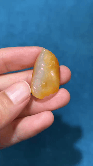 1015251 和田玉籽料黃沁靈猴獻壽