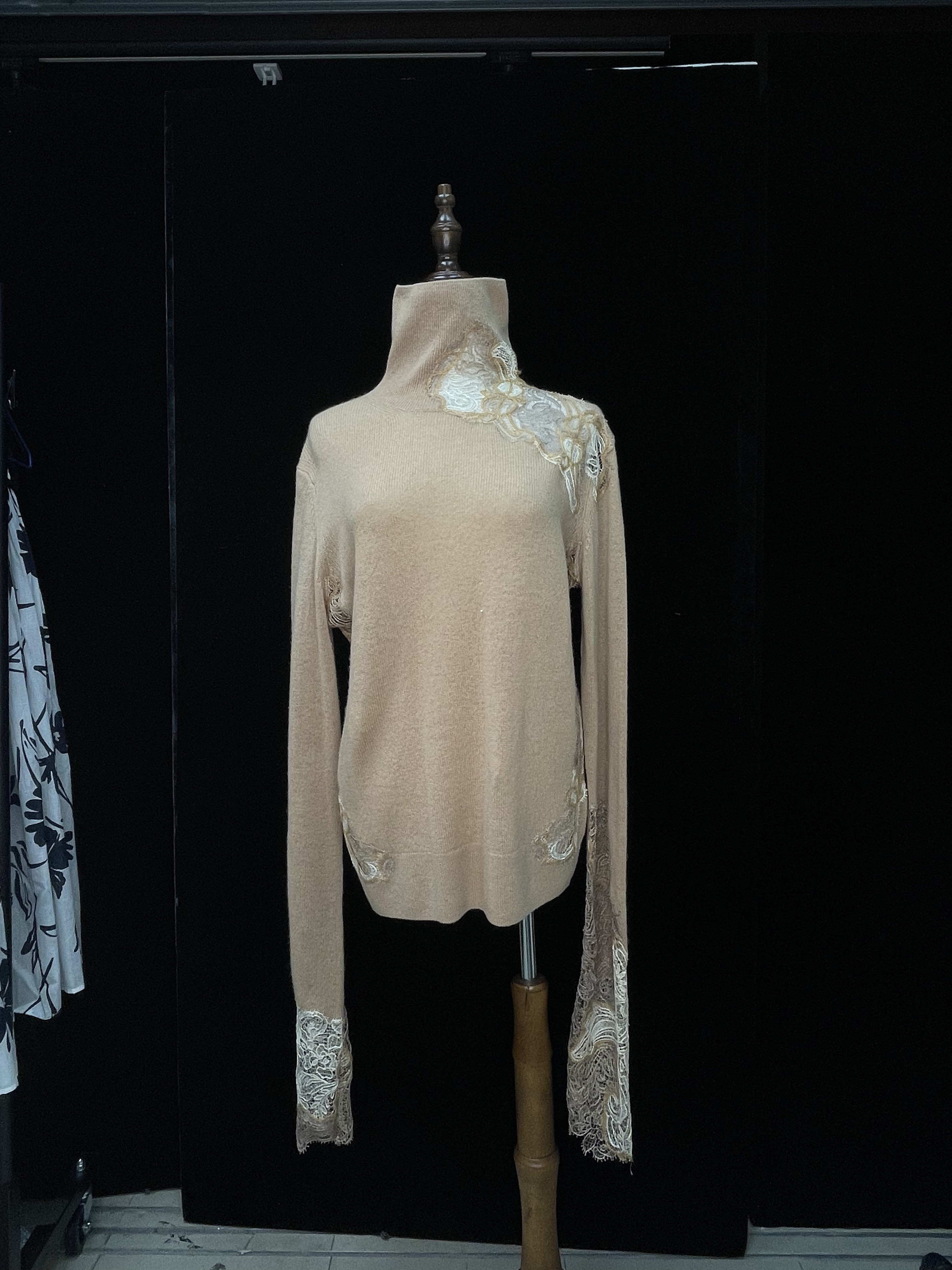 駝色羊絨蕾絲樽領上衣