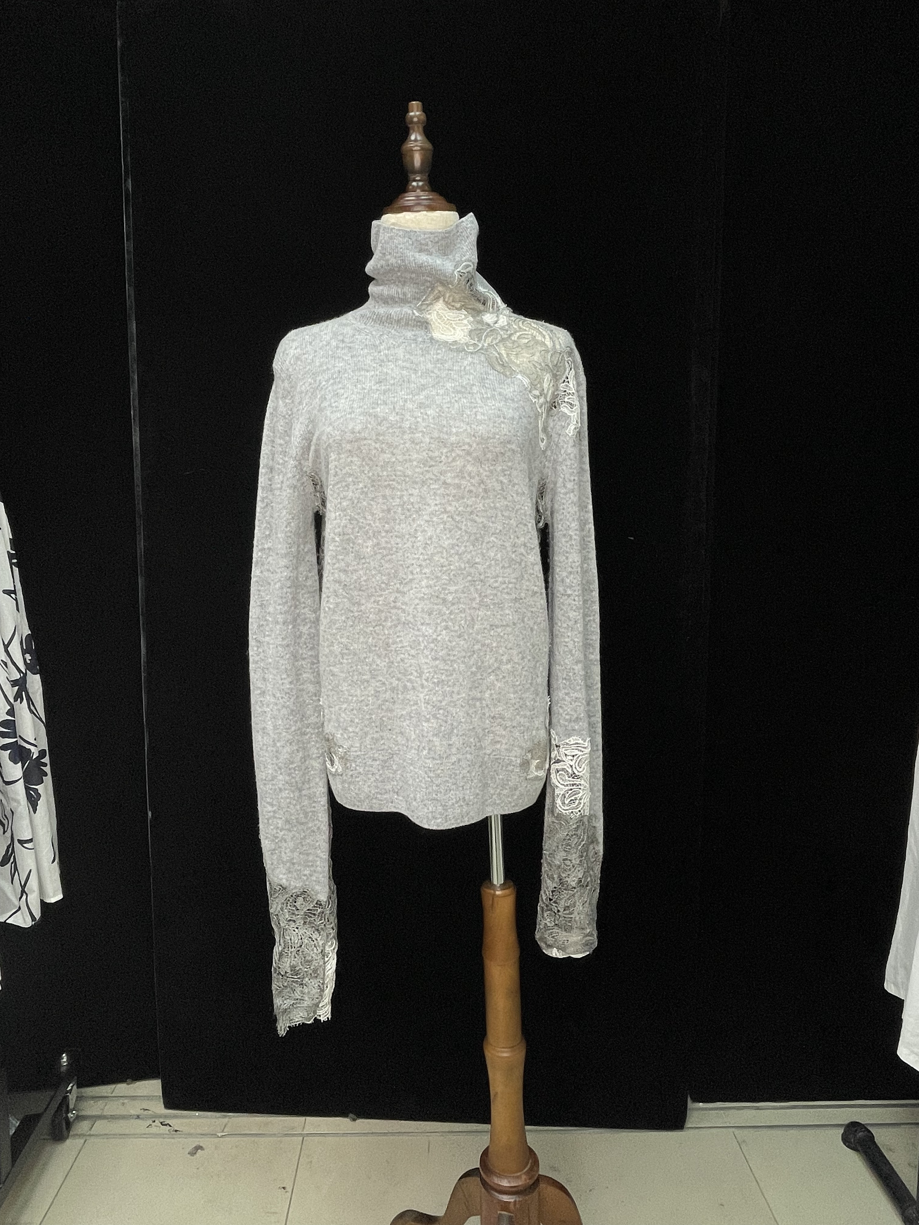 灰色羊絨蕾絲樽領上衣