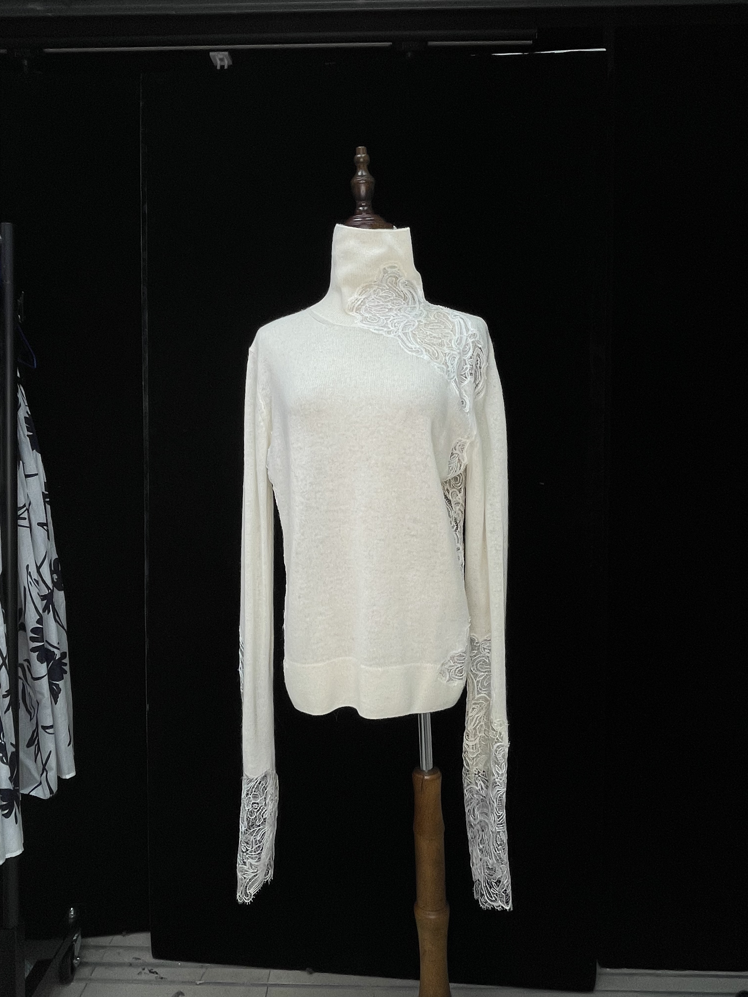 米白色羊絨蕾絲樽領上衣