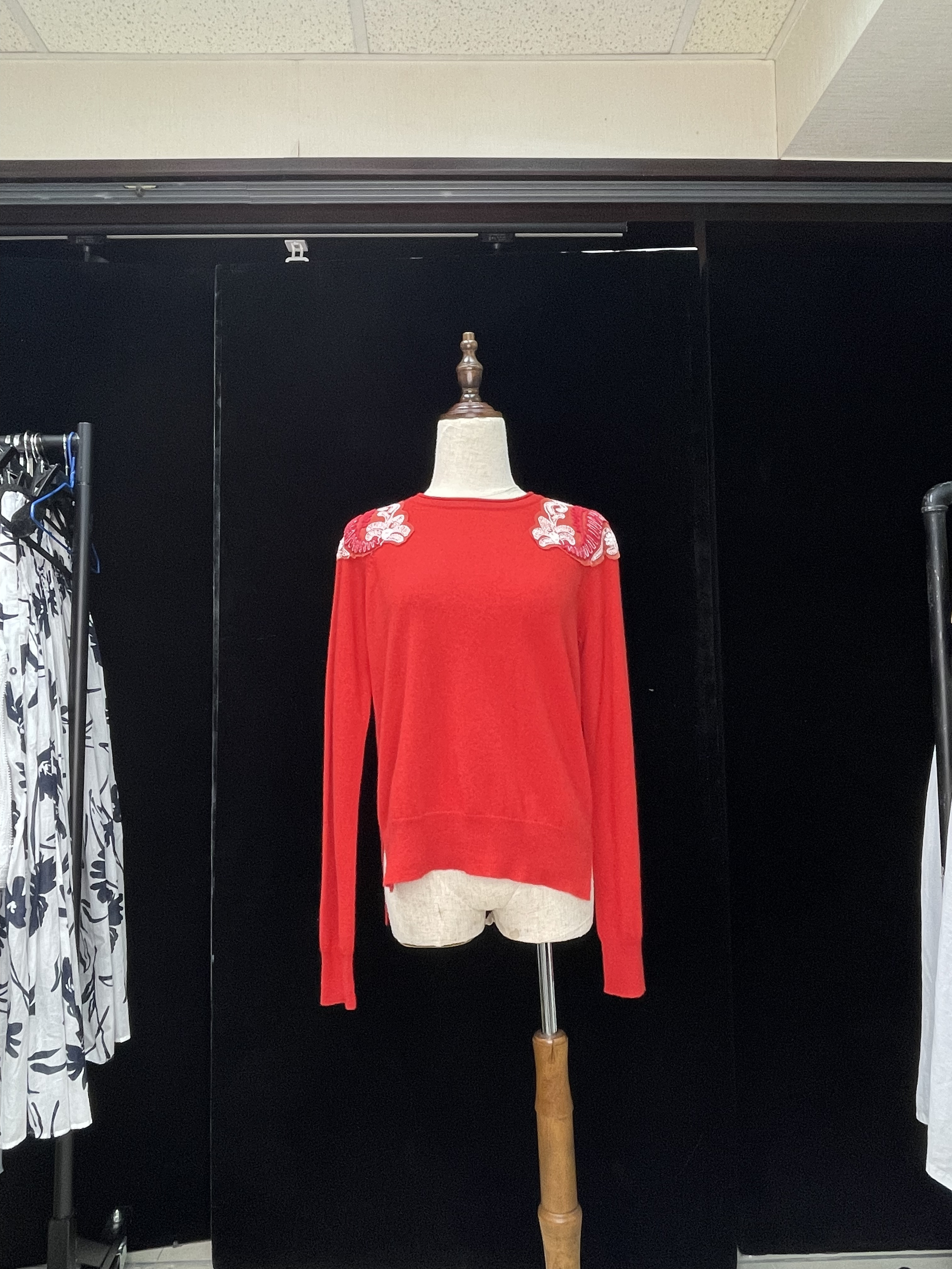 紅色羊絨刺繡上衣