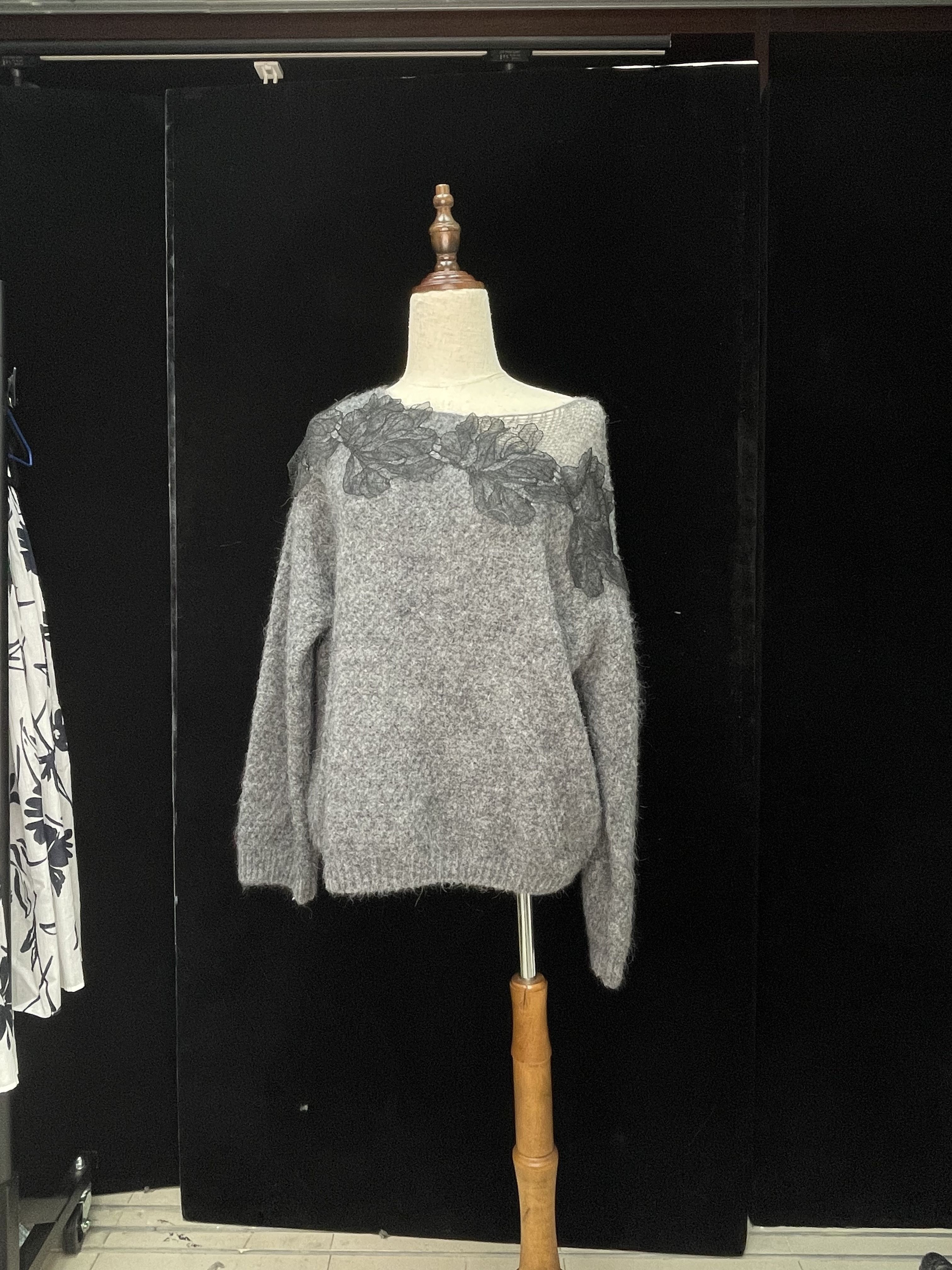 灰色羊絨蕾絲上次