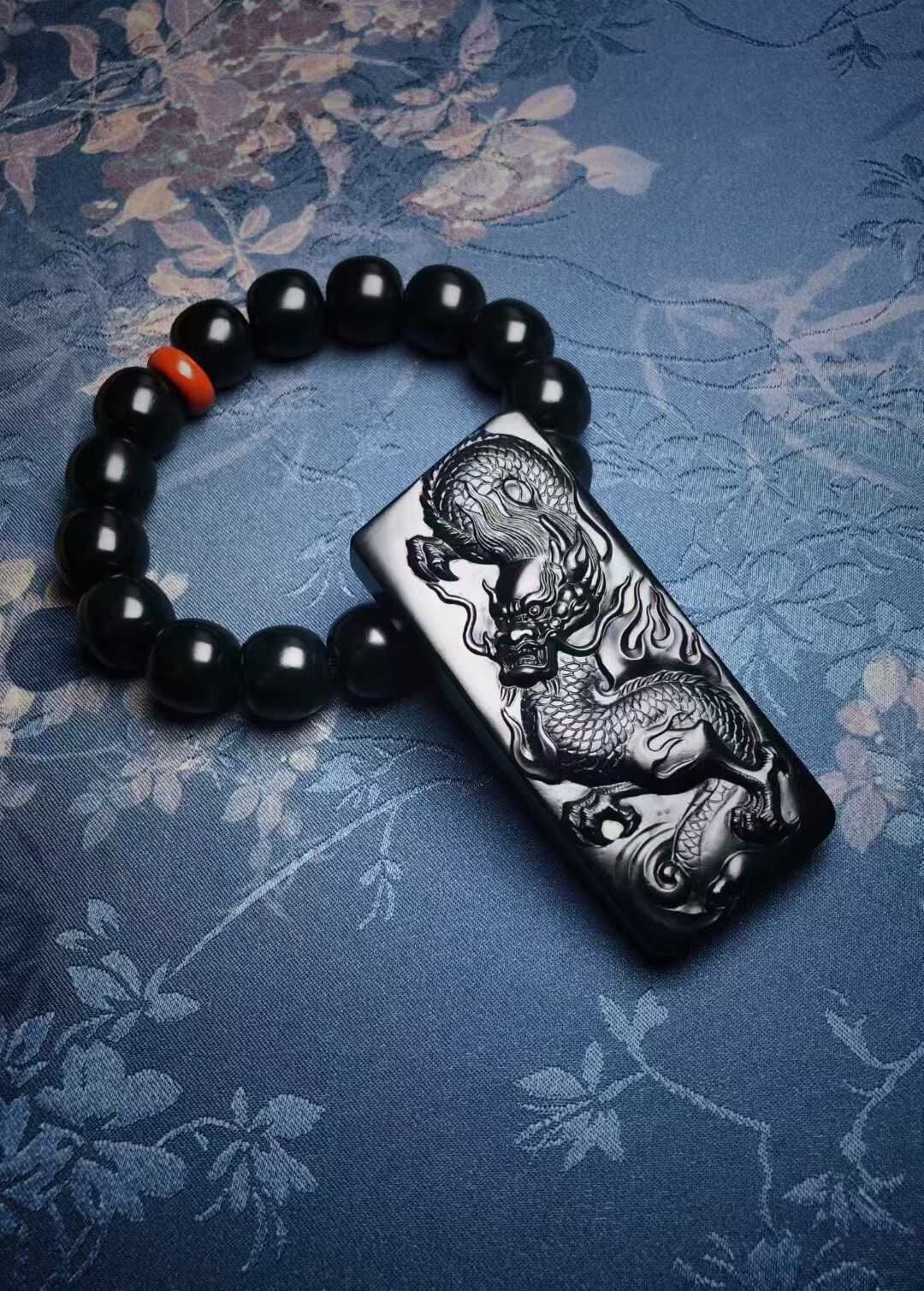 1015757 和田玉黑青籽手串和龍