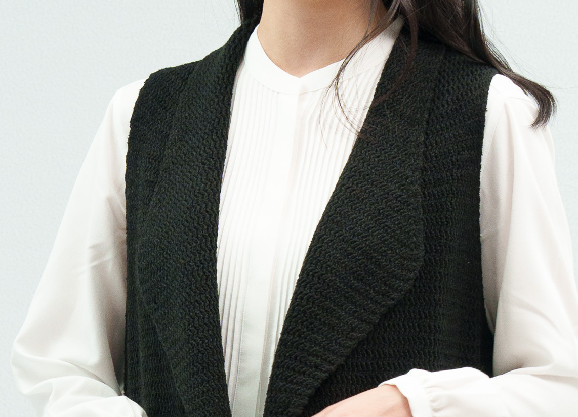 黑色針織背心自然翻領設計