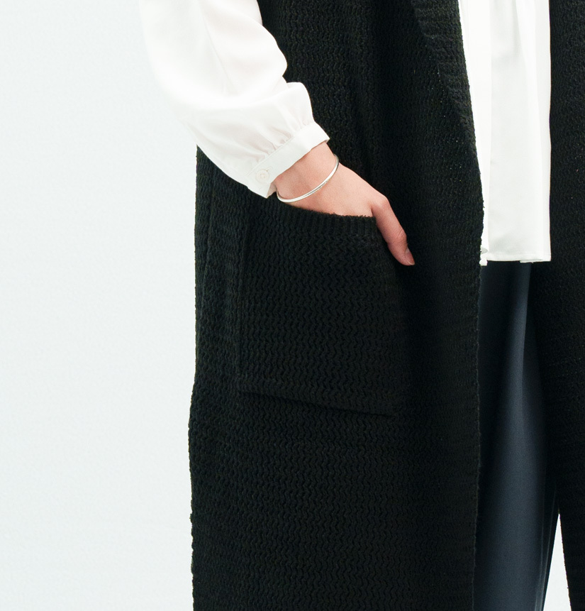 黑色長版背心口袋設計近看