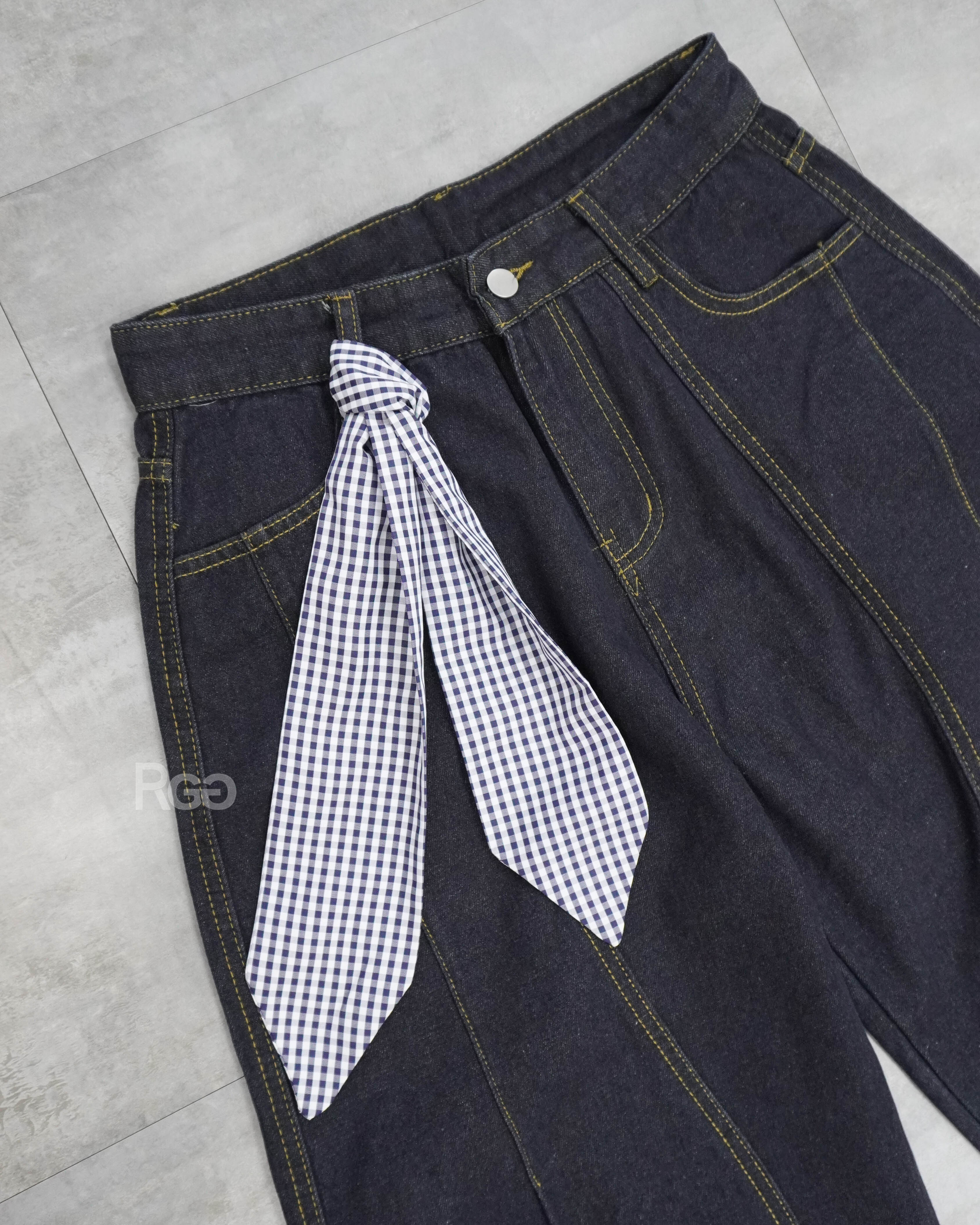 #N13 原色丹寧牛仔彎刀褲 搭配方巾 正面細節照