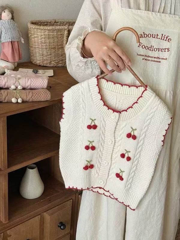 HCB10T012WE  HANA COCO-車厘子麻花針織開襟背心