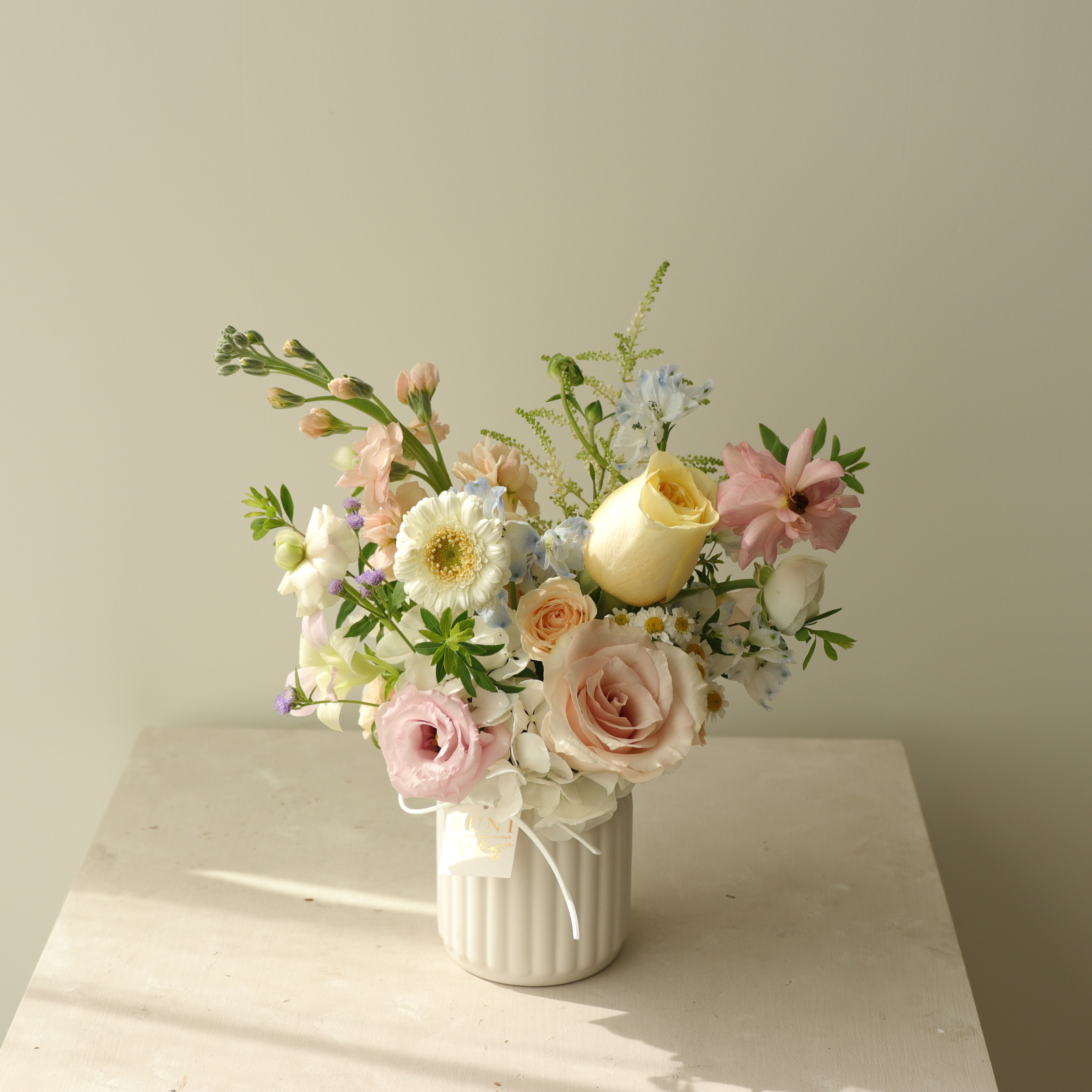 舒芙蕾淡粉色系牛奶瓶桌花（點綴淡淡藍黃色）