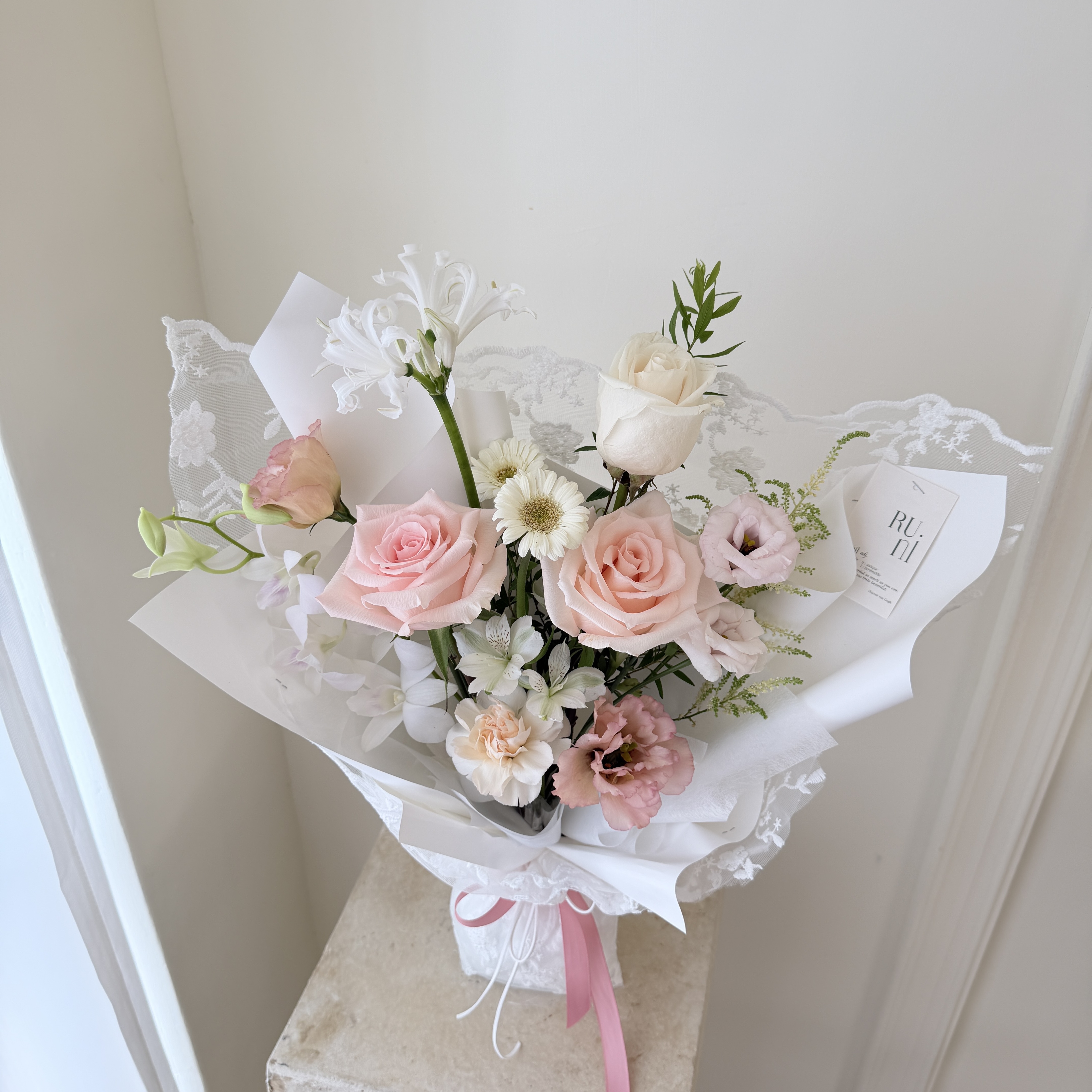 霧粉薄紗-進口玫瑰綜合鮮花花束（蕾絲包裝款‼️）