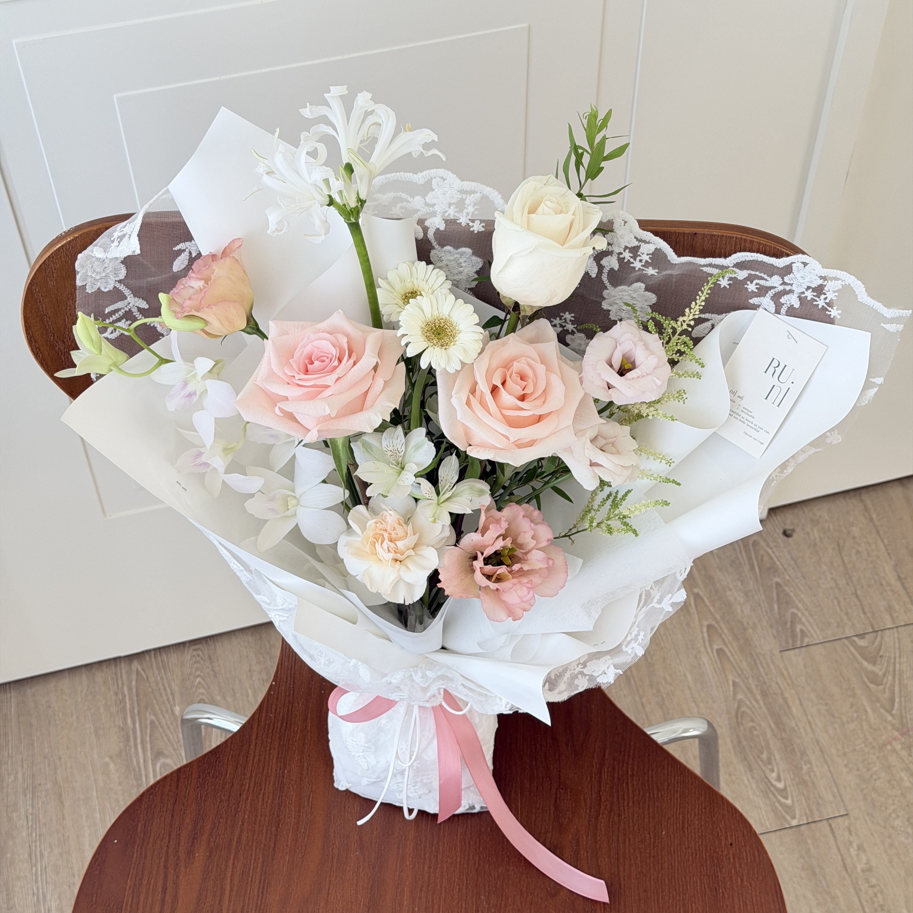 霧粉薄紗-進口玫瑰綜合鮮花花束（蕾絲包裝款‼️）