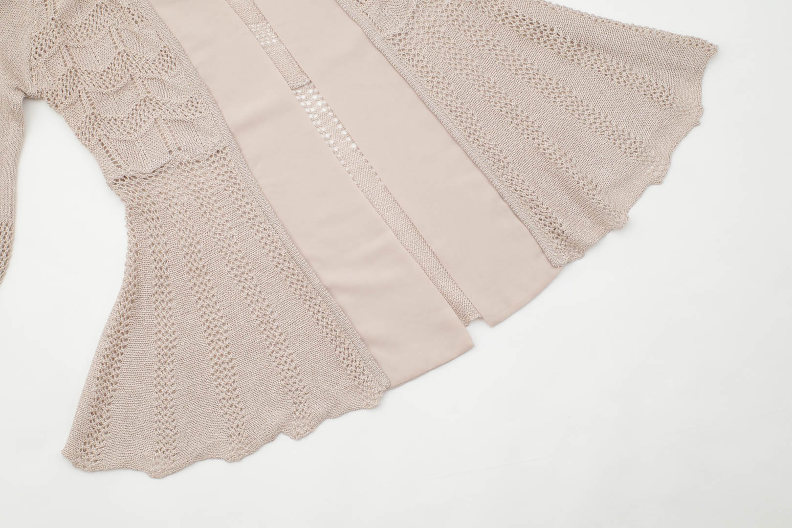 特寫:圓弧傘狀下擺修飾身形的針織罩衫