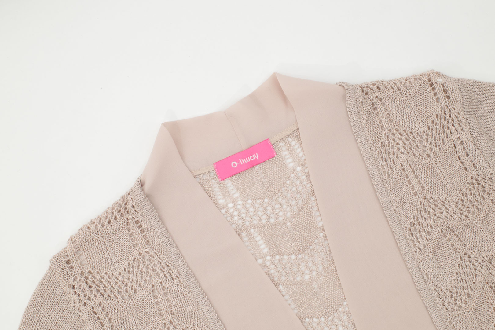 特寫: 柔美雪紡門襟設計的七分袖針織衫