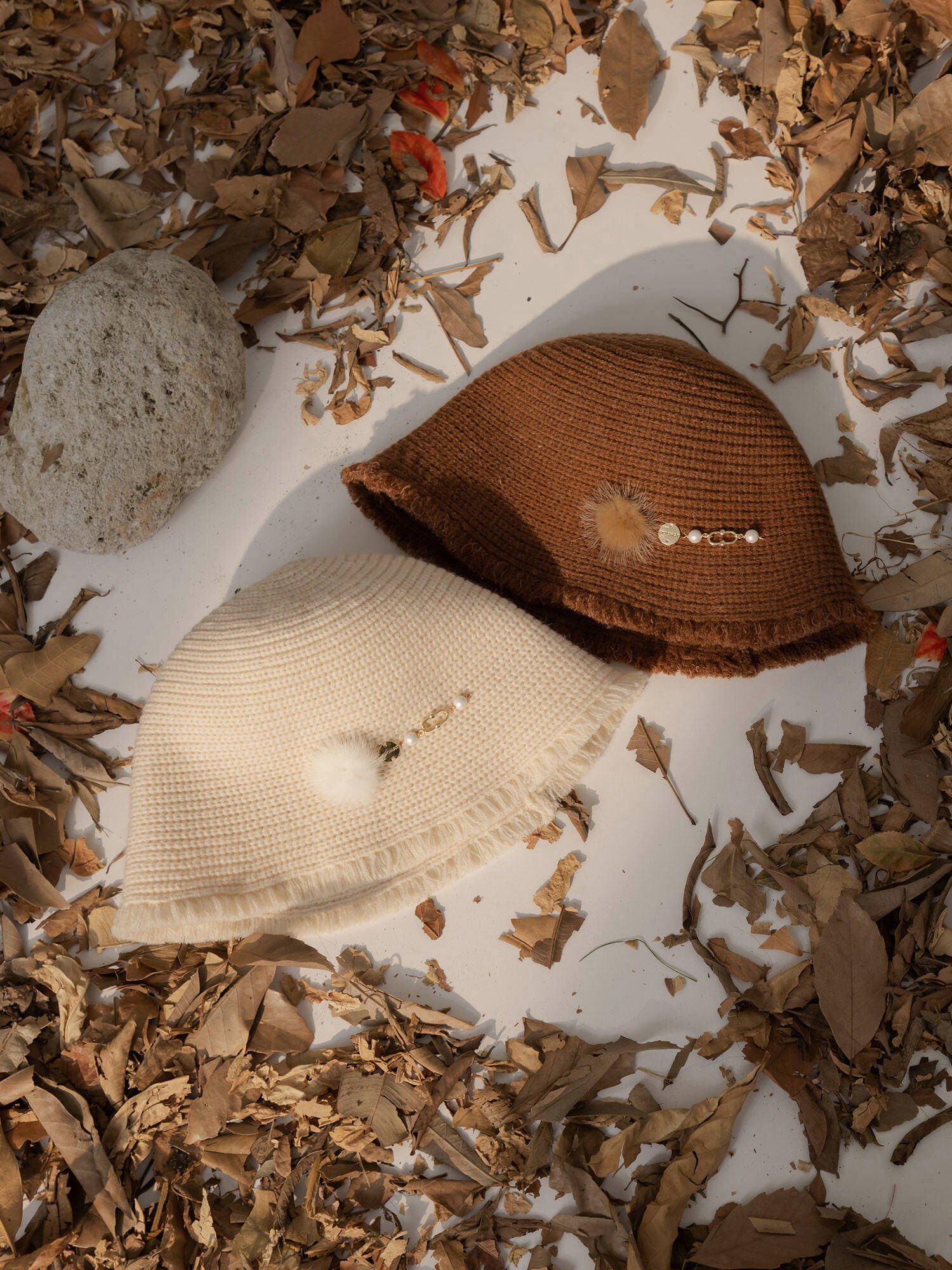 住在斑比家。MUCHAT手作毛球珍珠編織漁夫帽 (咖)