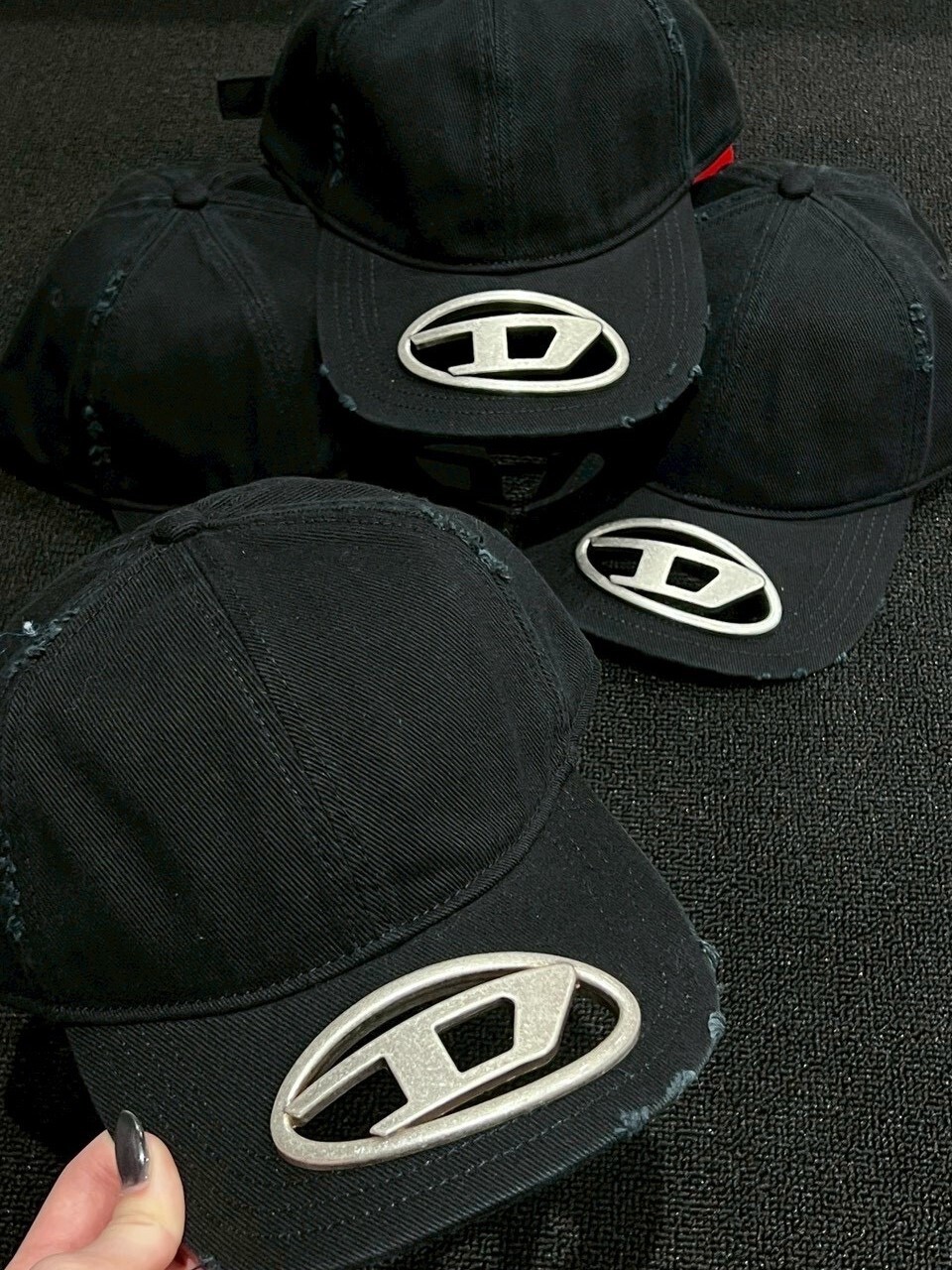 現貨6折 DIESEL 份量款金屬D Logo 黑色破壞老帽