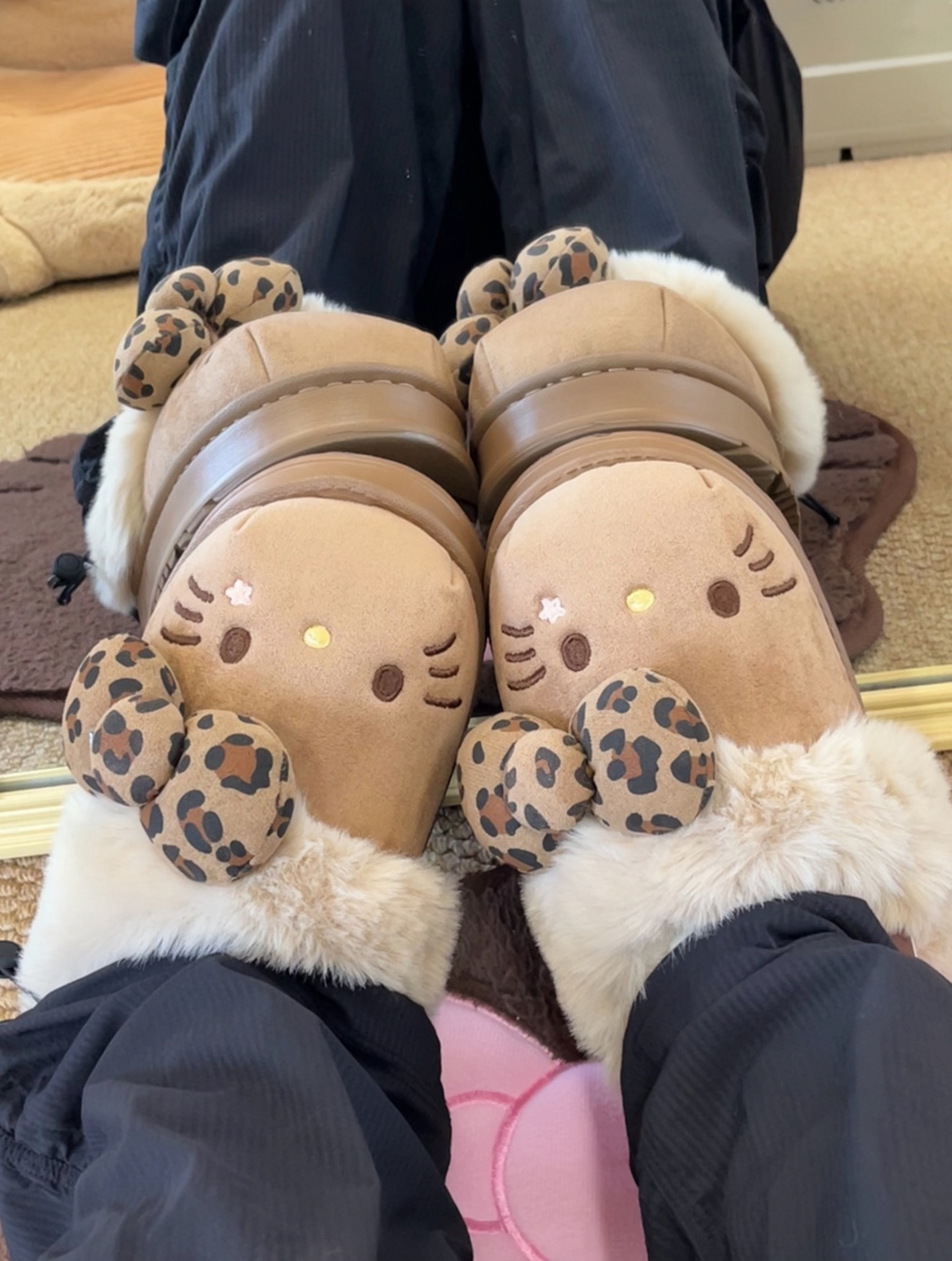 😻SANRIO X HELLO KITTY 穆勒鞋😻黑皮KITTY(卡其)