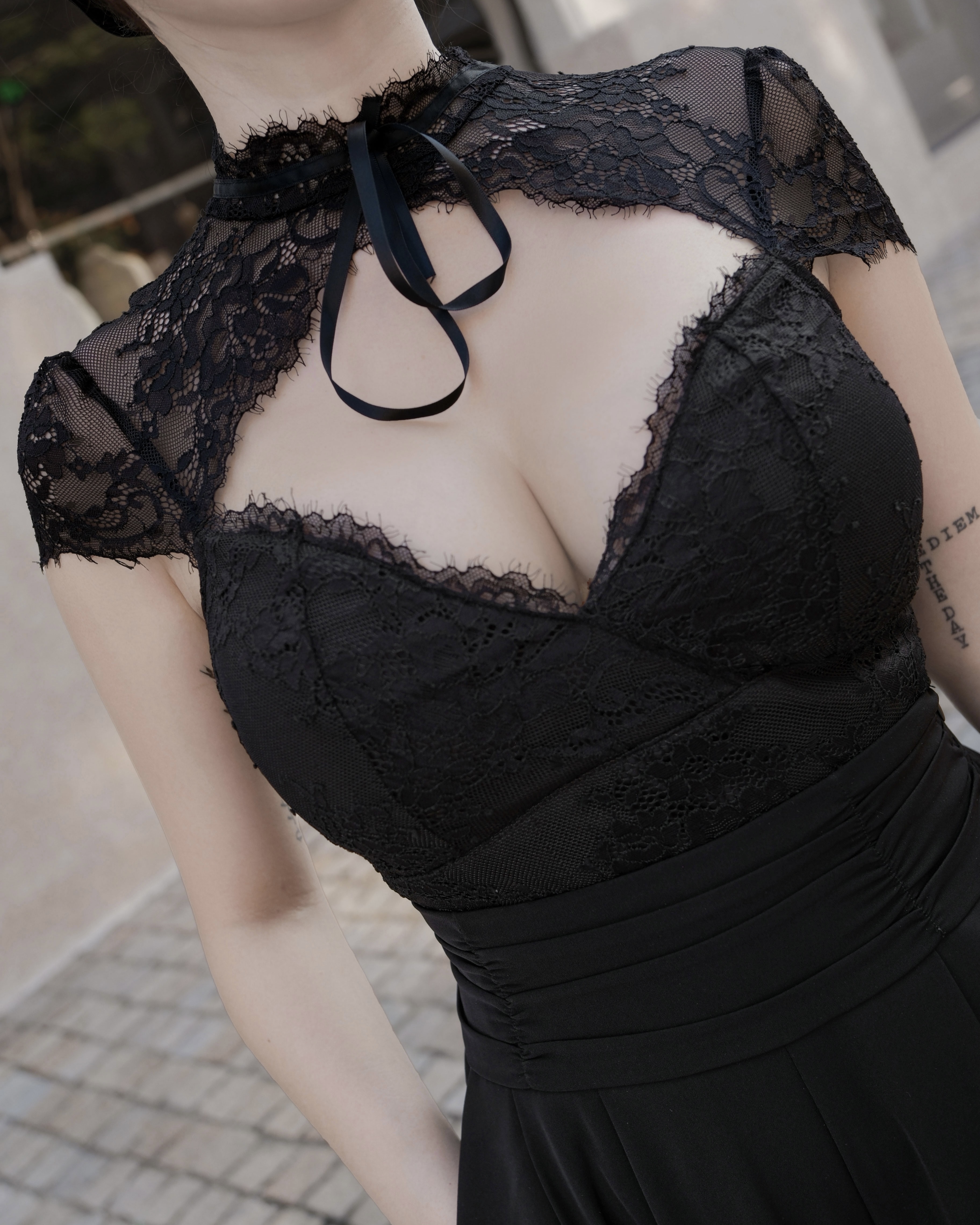 訂製-純欲雙色蕾絲低胸短袖上衣