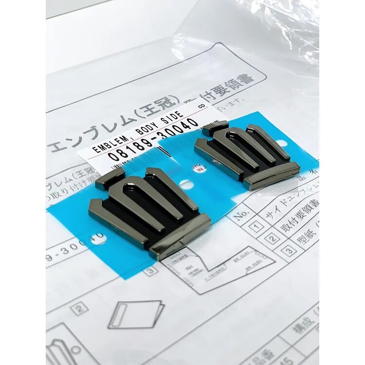 TOYOTA CROWN 皇冠側標