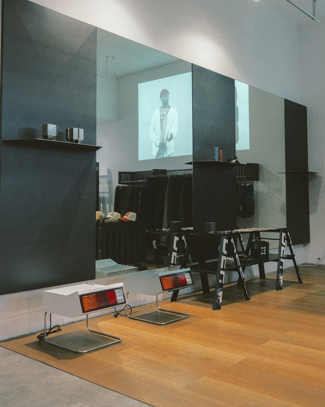 Mo_&_A｜Delica Car Light / Side Table (White/Red/Steel)