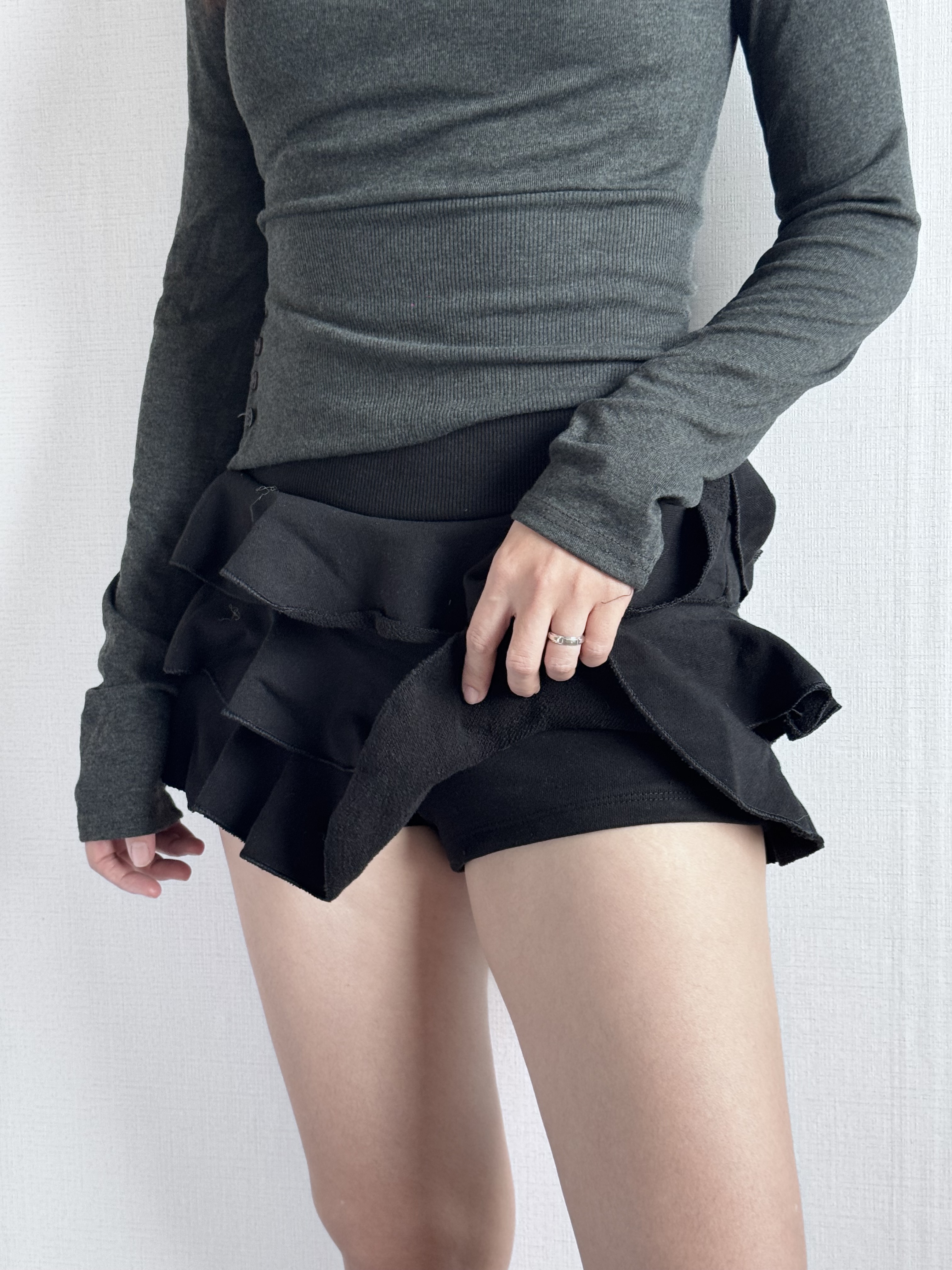 (訂購) 荷葉辣妹小短裙褲 P1022(灰/黑)